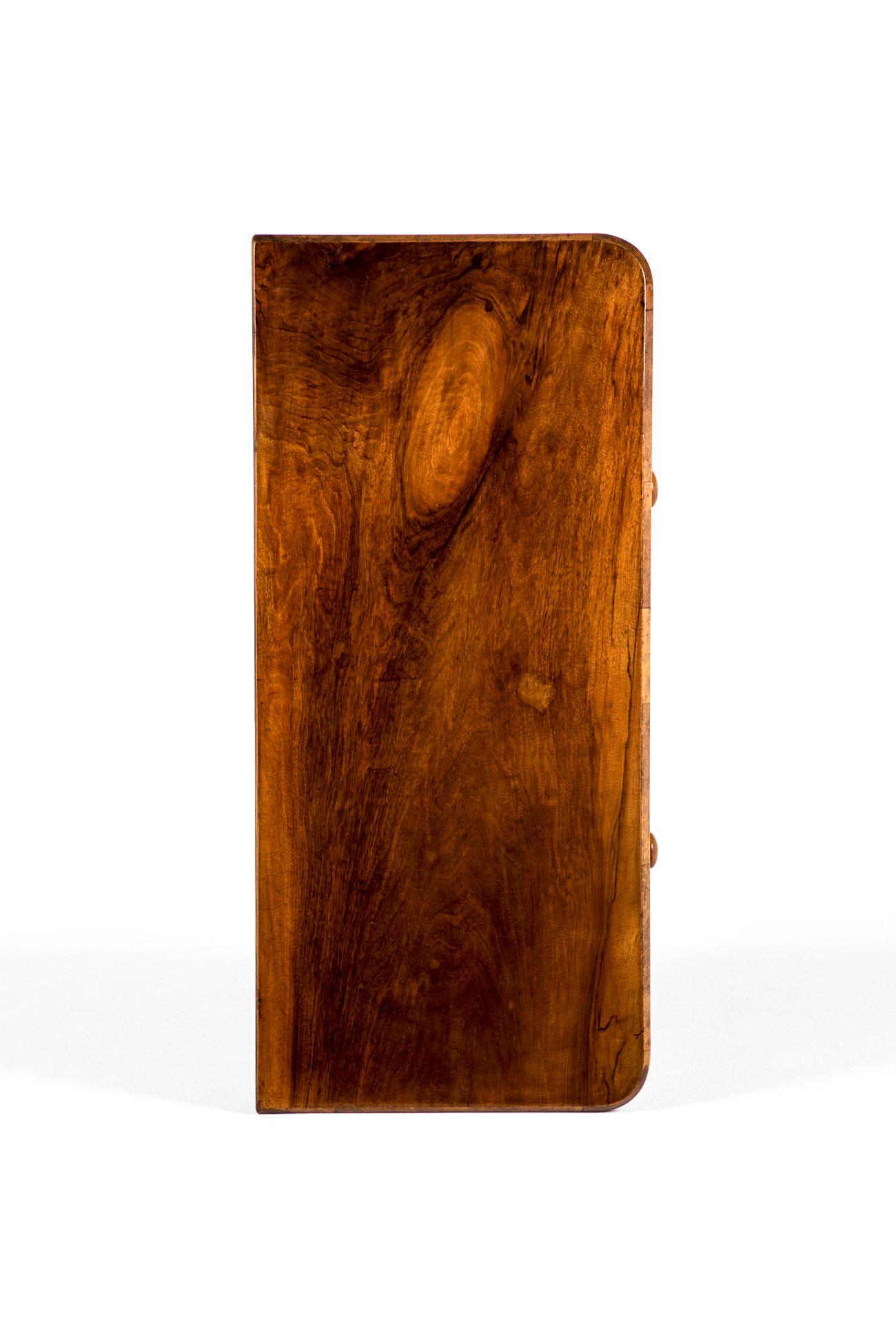 Intagliato a mano Cassettiera in radica di noce inglese del primo periodo vittoriano in vendita