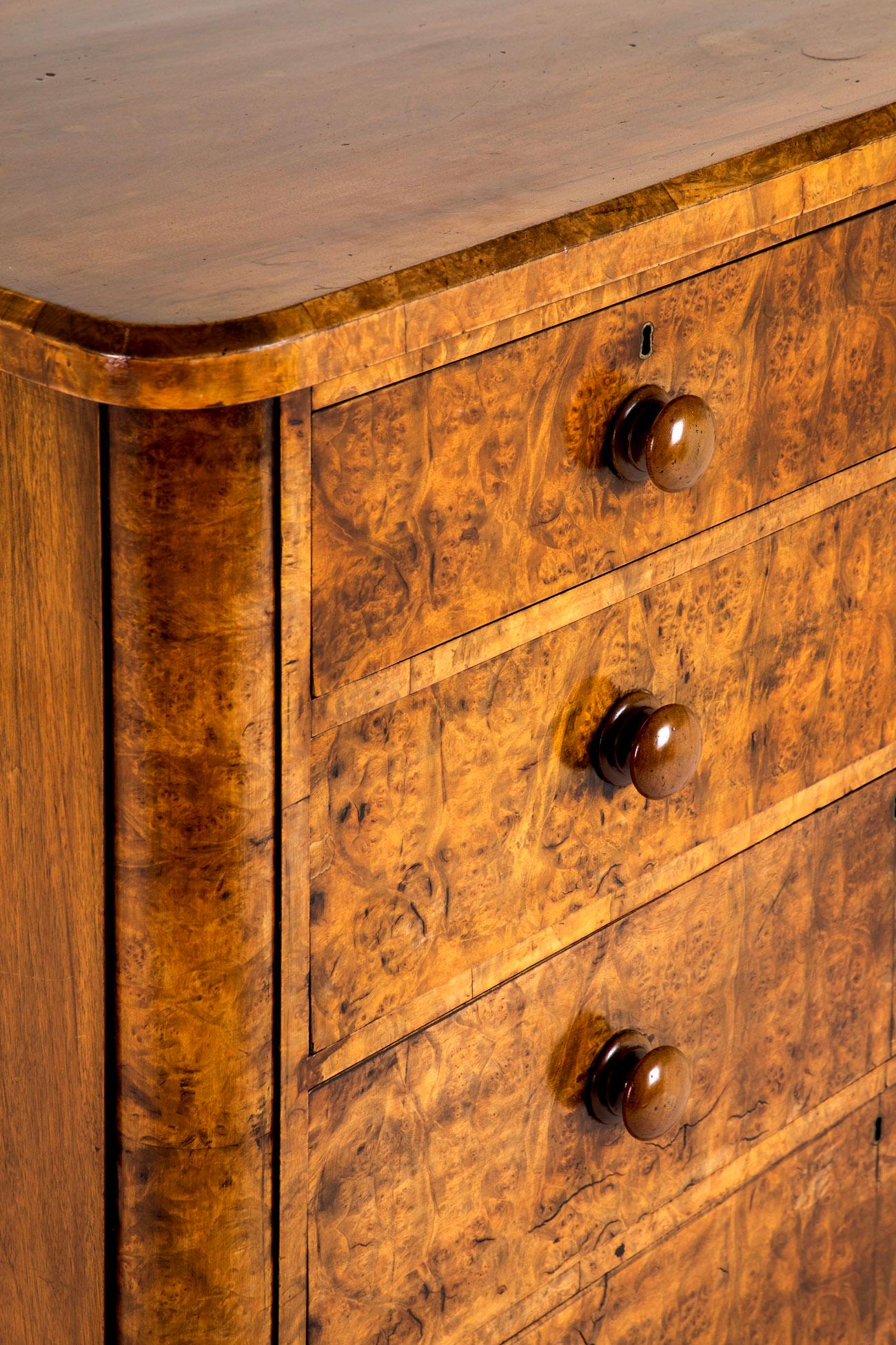 Cassettiera in radica di noce inglese del primo periodo vittoriano In condizioni buone in vendita a Faversham, GB