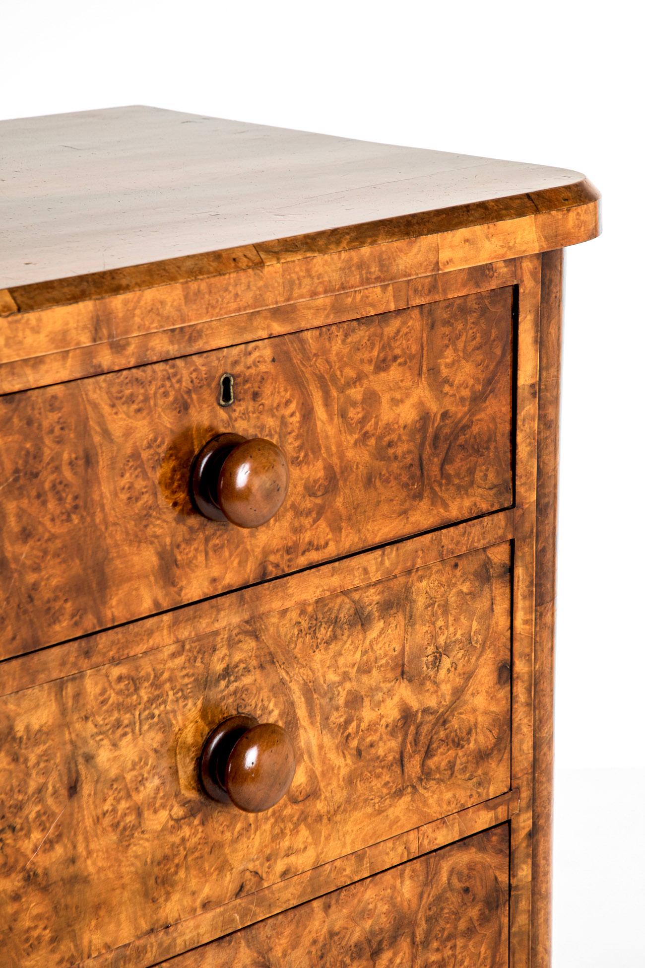 XIX secolo Cassettiera in radica di noce inglese del primo periodo vittoriano in vendita