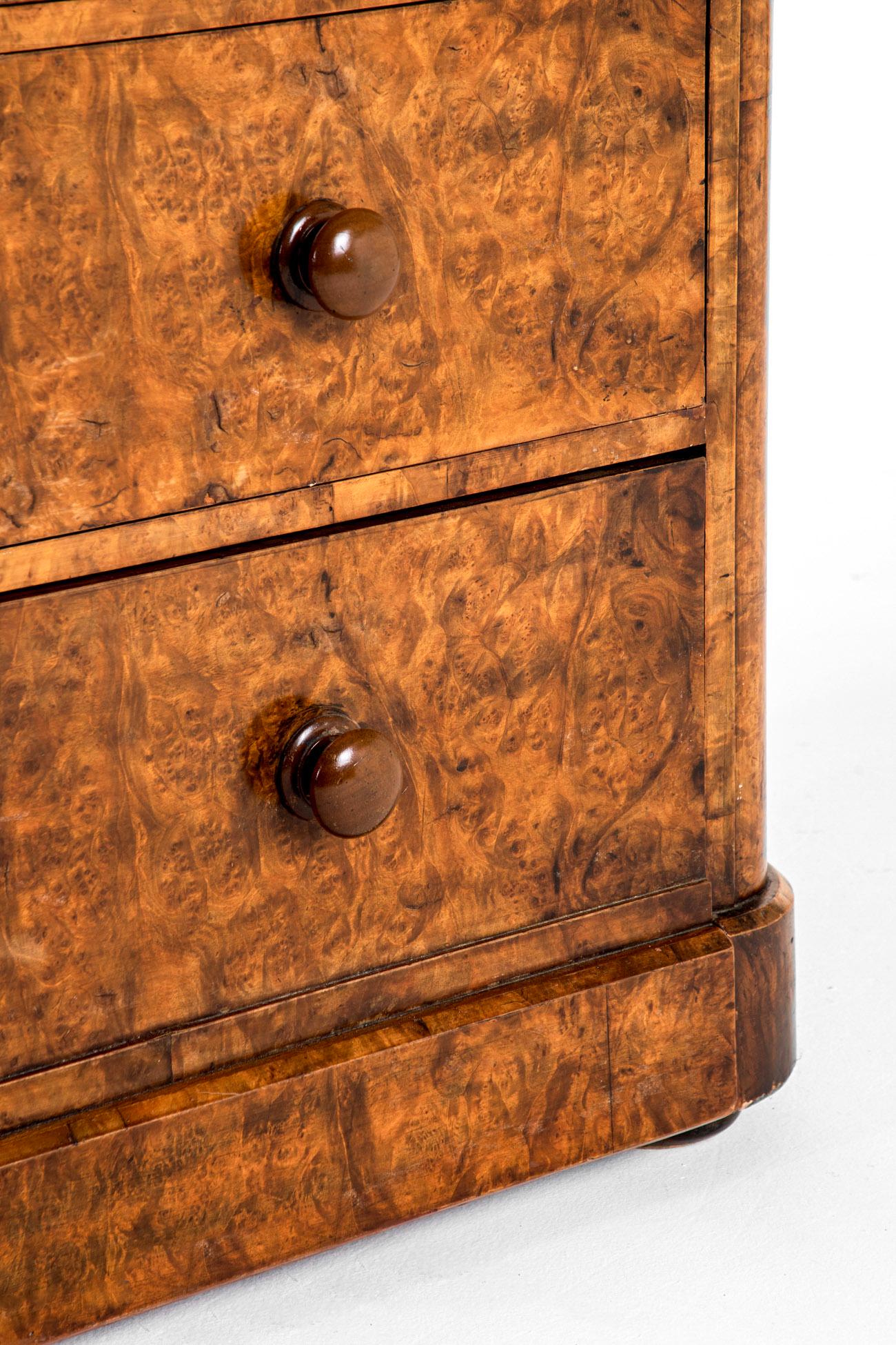 Noce Cassettiera in radica di noce inglese del primo periodo vittoriano in vendita