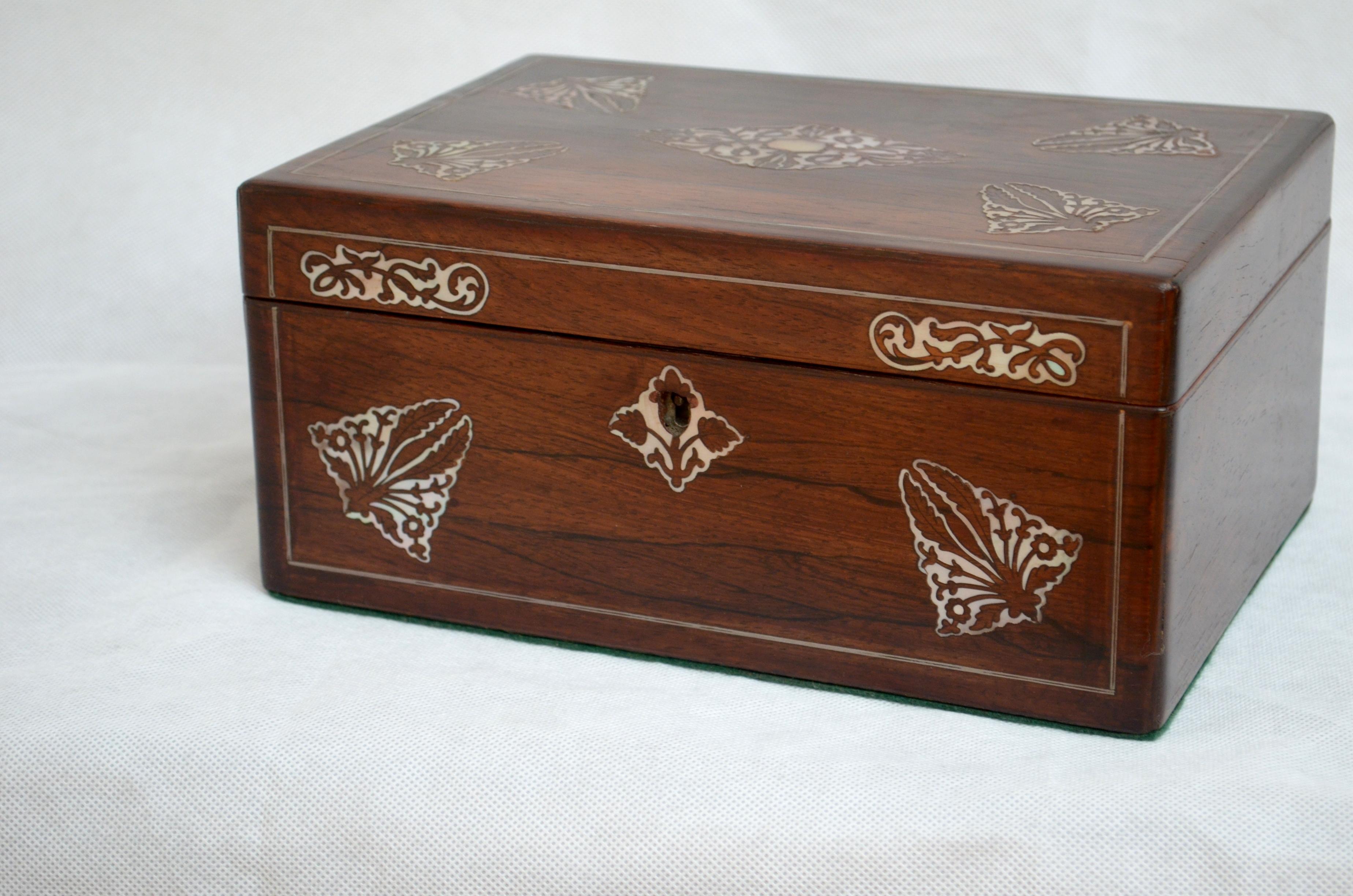 English Early Victorian Jewellery Box with Tray in vendita 3