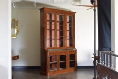 Englischer frühviktorianischer 2-teiliger Vitrinenschrank aus Mahagonifurnier und Messing, ca. 1865