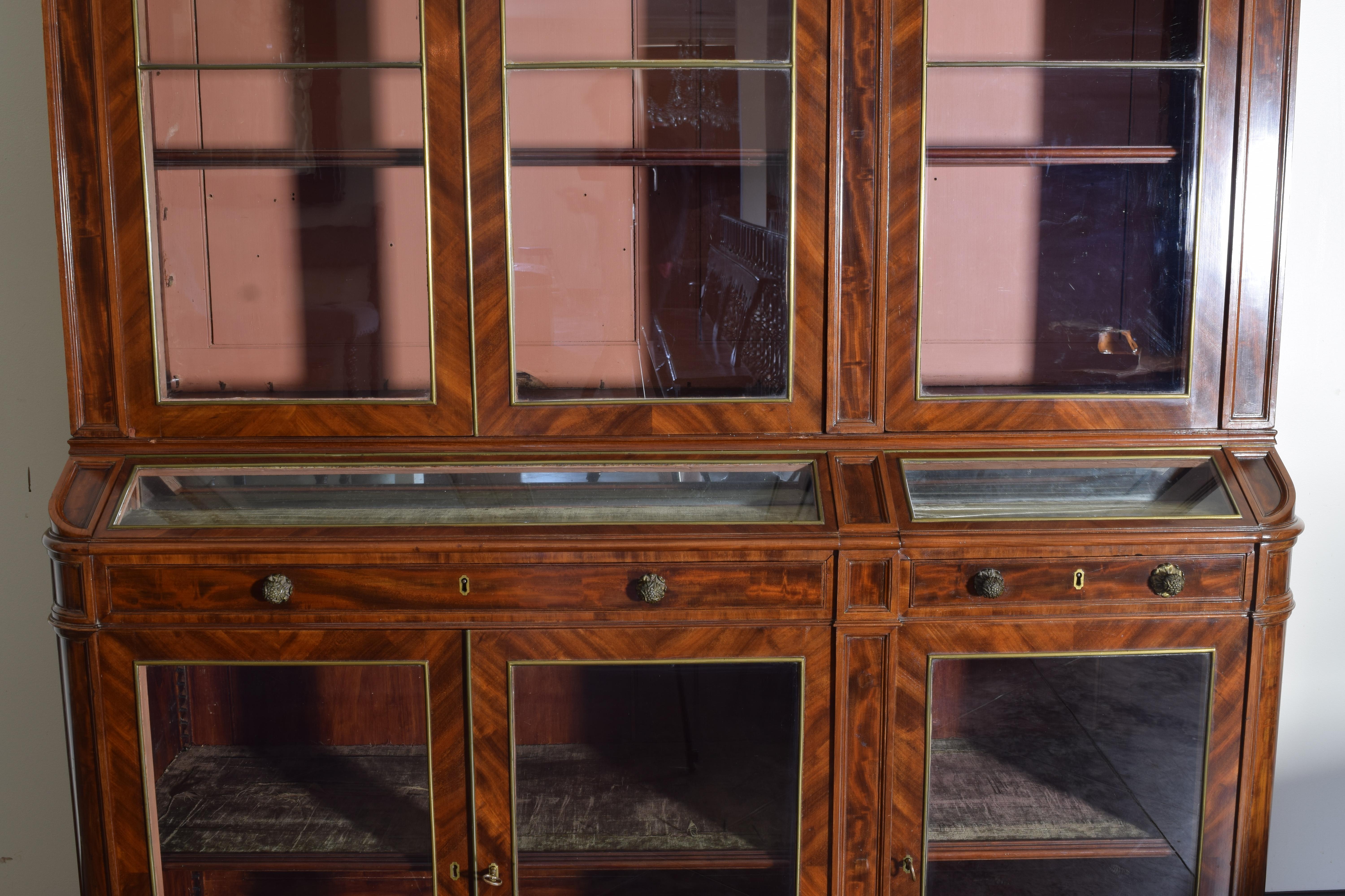 English Early Victorian Mahogany Veneer & Brass 2-Part Display Cabinet, ca. 1865 4