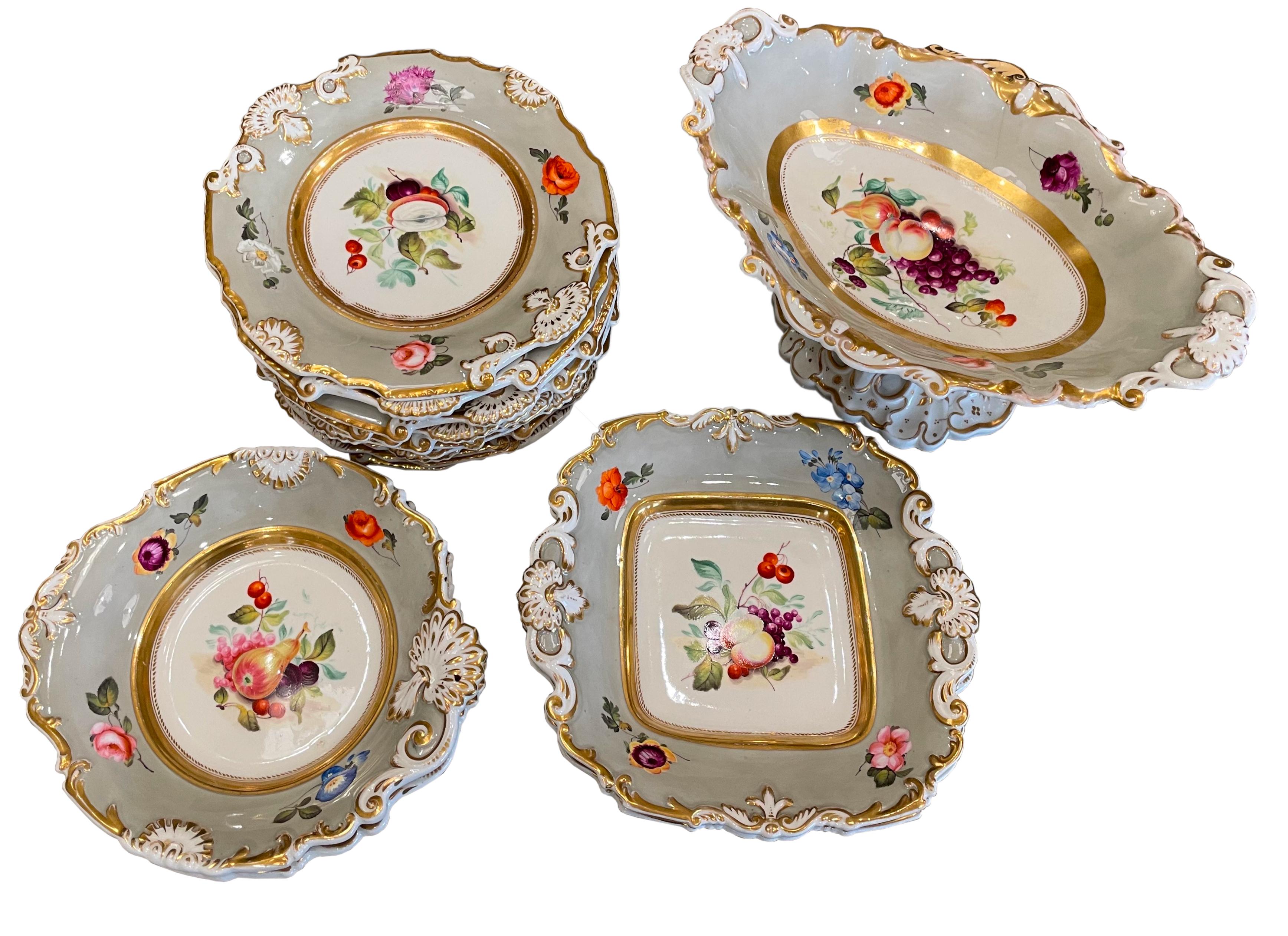 
Servicio de dieciocho piezas de loza inglesa para el desierto
Mediados y finales del siglo XIX, fabricado por Machin. Decorado con follaje colorido, compuesto por, Dos compoteras, un par de platos con forma, un par de platos cuadrados y doce platos