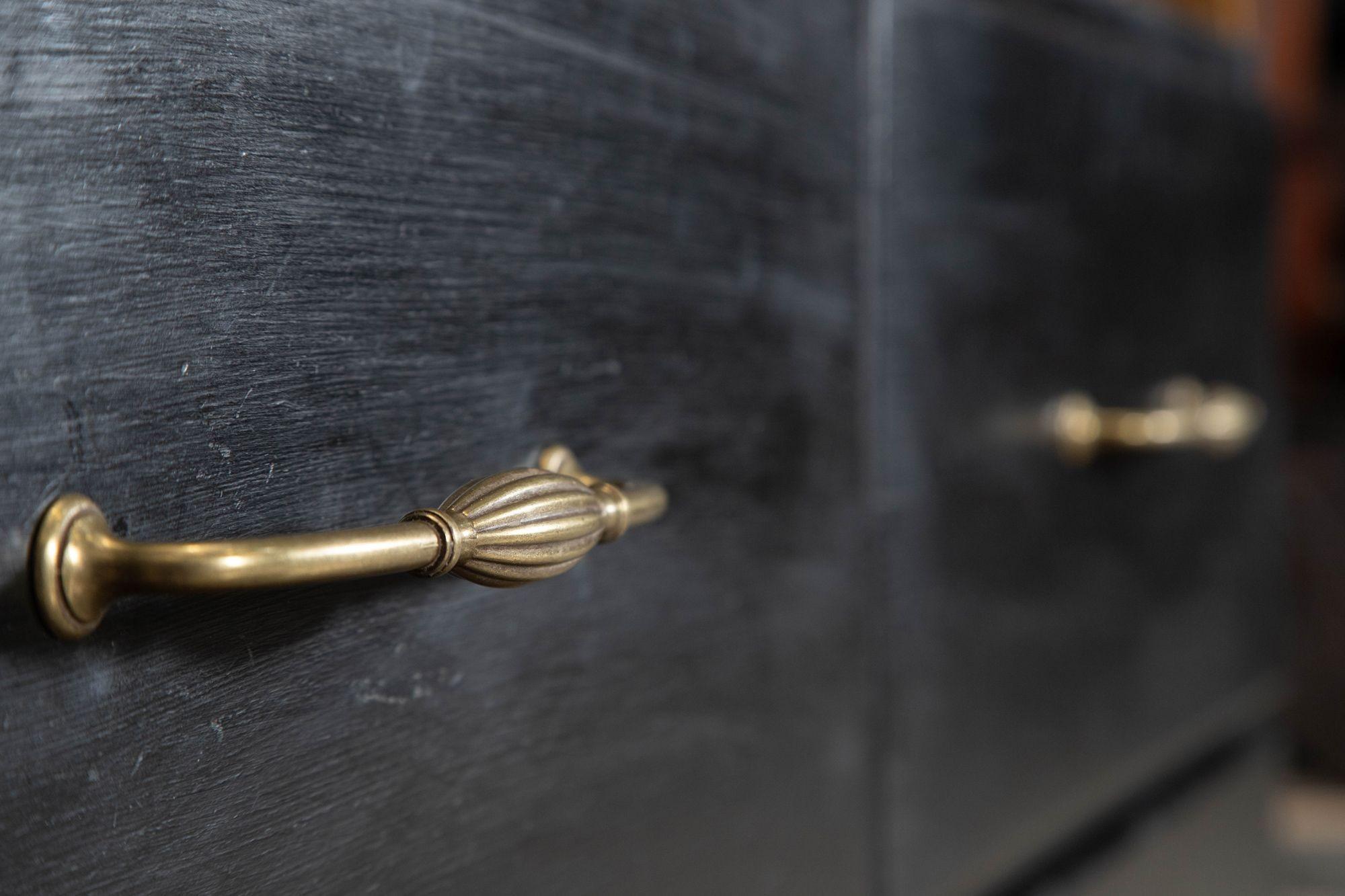 Mobile da merceria inglese in faggio ebanizzato in vendita 6