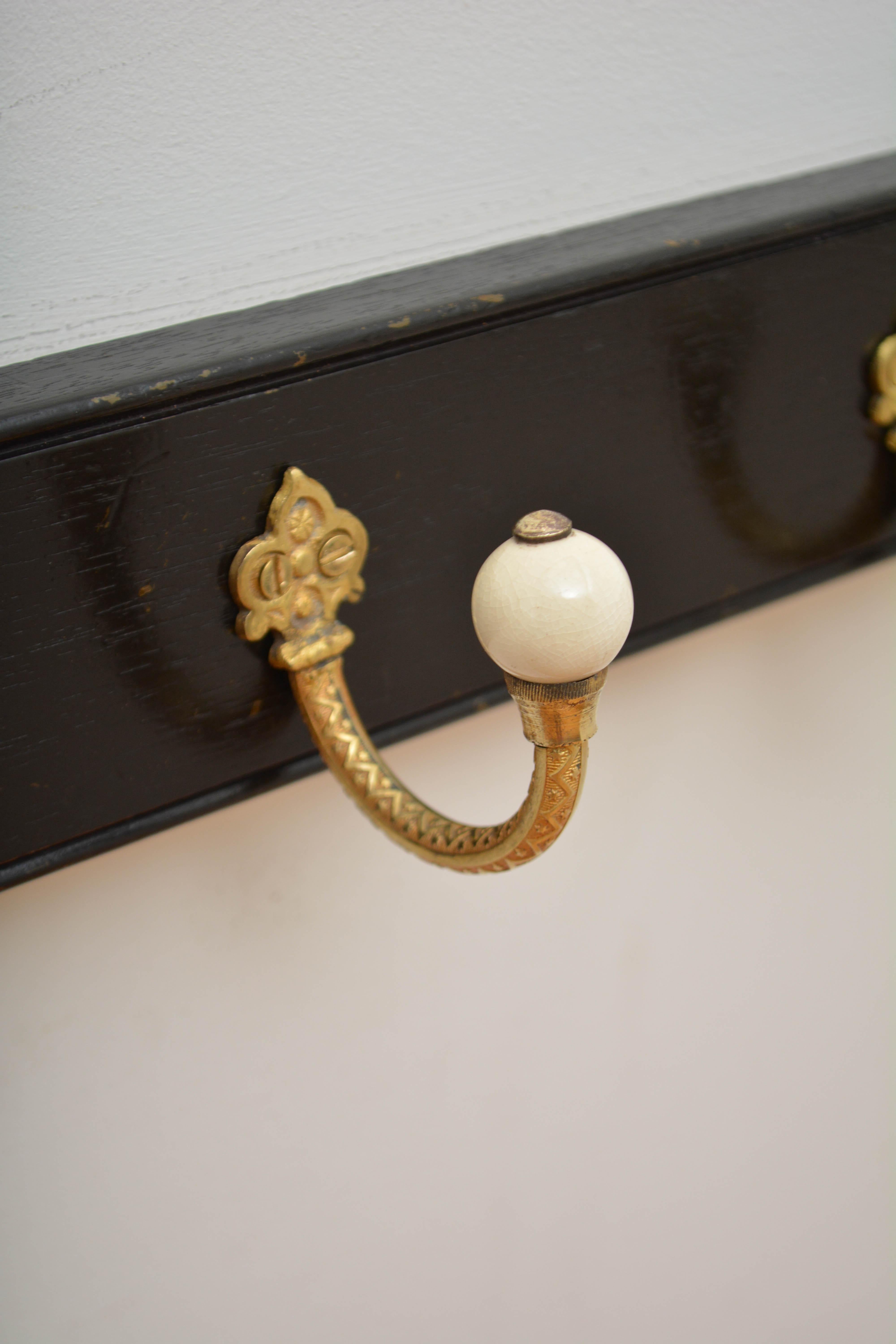 English Ebonised Brass and Ceramic Coat Rack Coat Hooks Latón en venta