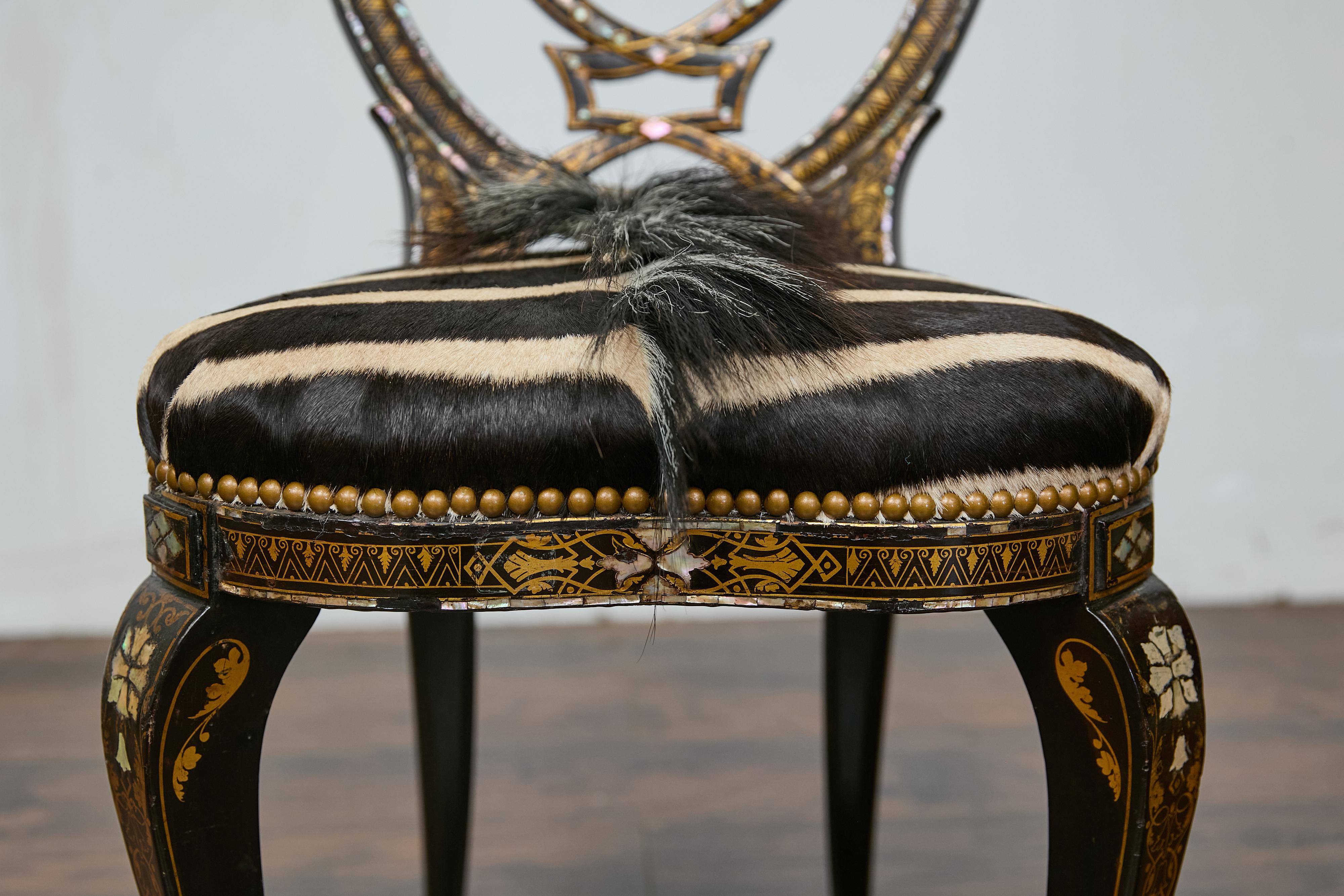 Silla inglesa ebonizada con incrustaciones de nácar y tapicería de piel de cebra 2
