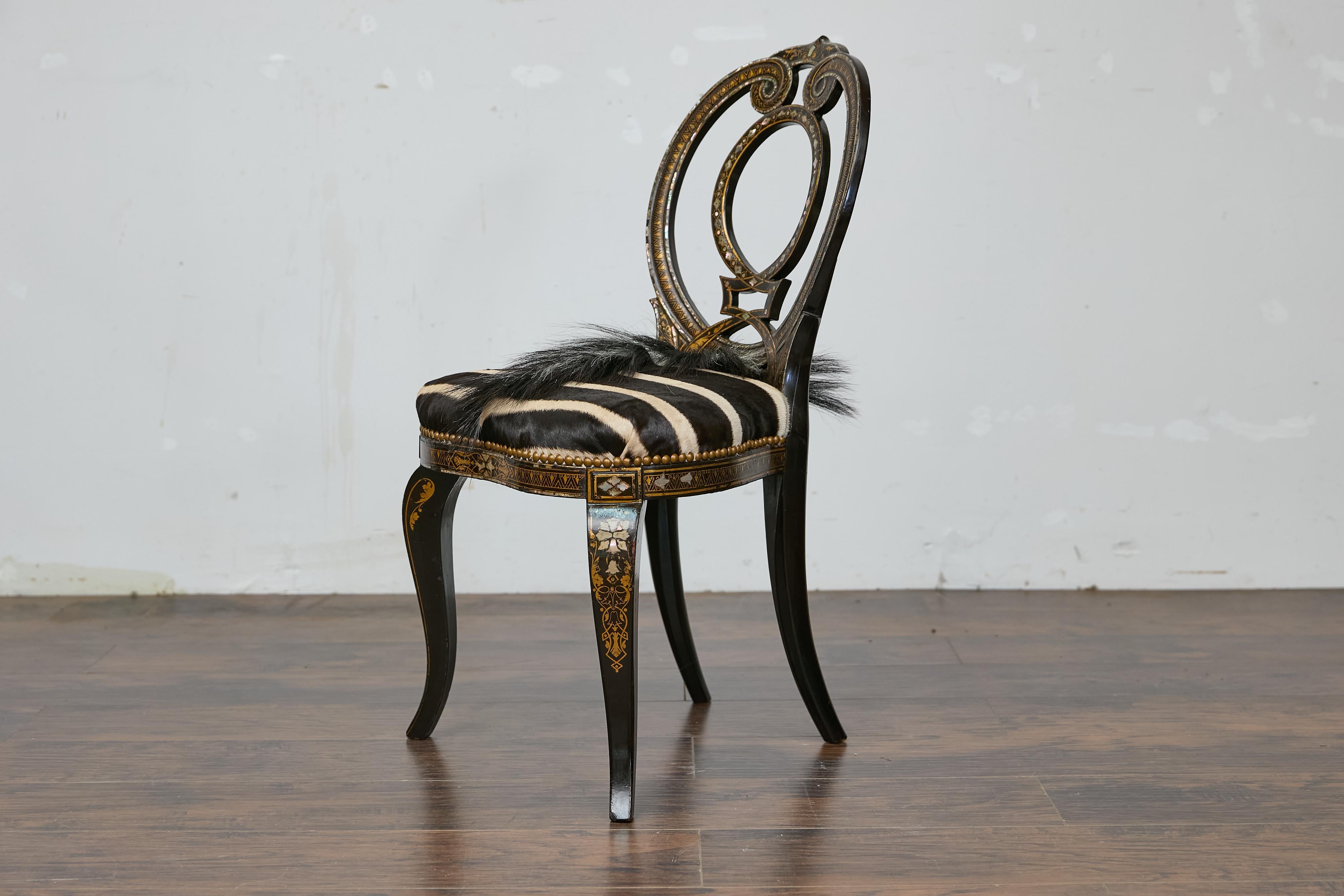 Silla inglesa ebonizada con incrustaciones de nácar y tapicería de piel de cebra 3