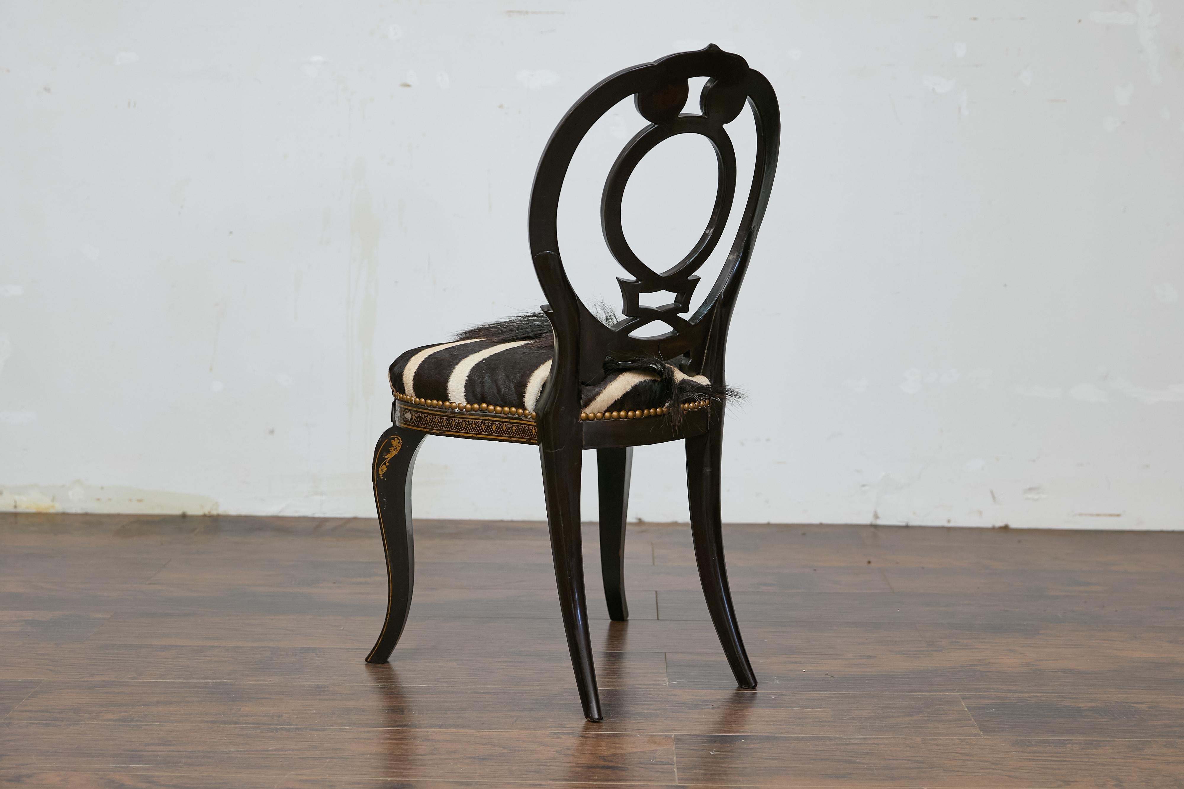 Silla inglesa ebonizada con incrustaciones de nácar y tapicería de piel de cebra 5