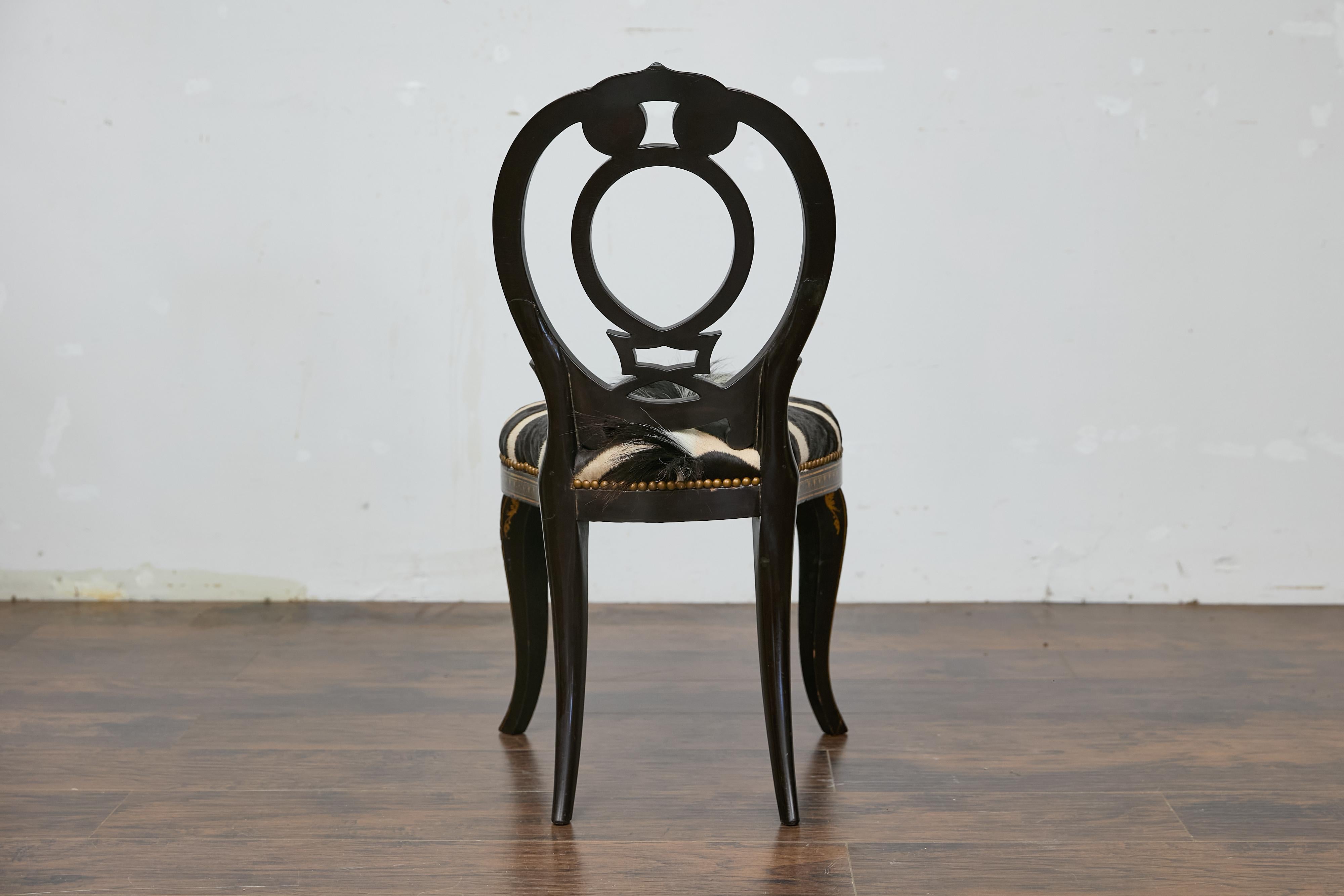 Silla inglesa ebonizada con incrustaciones de nácar y tapicería de piel de cebra 6