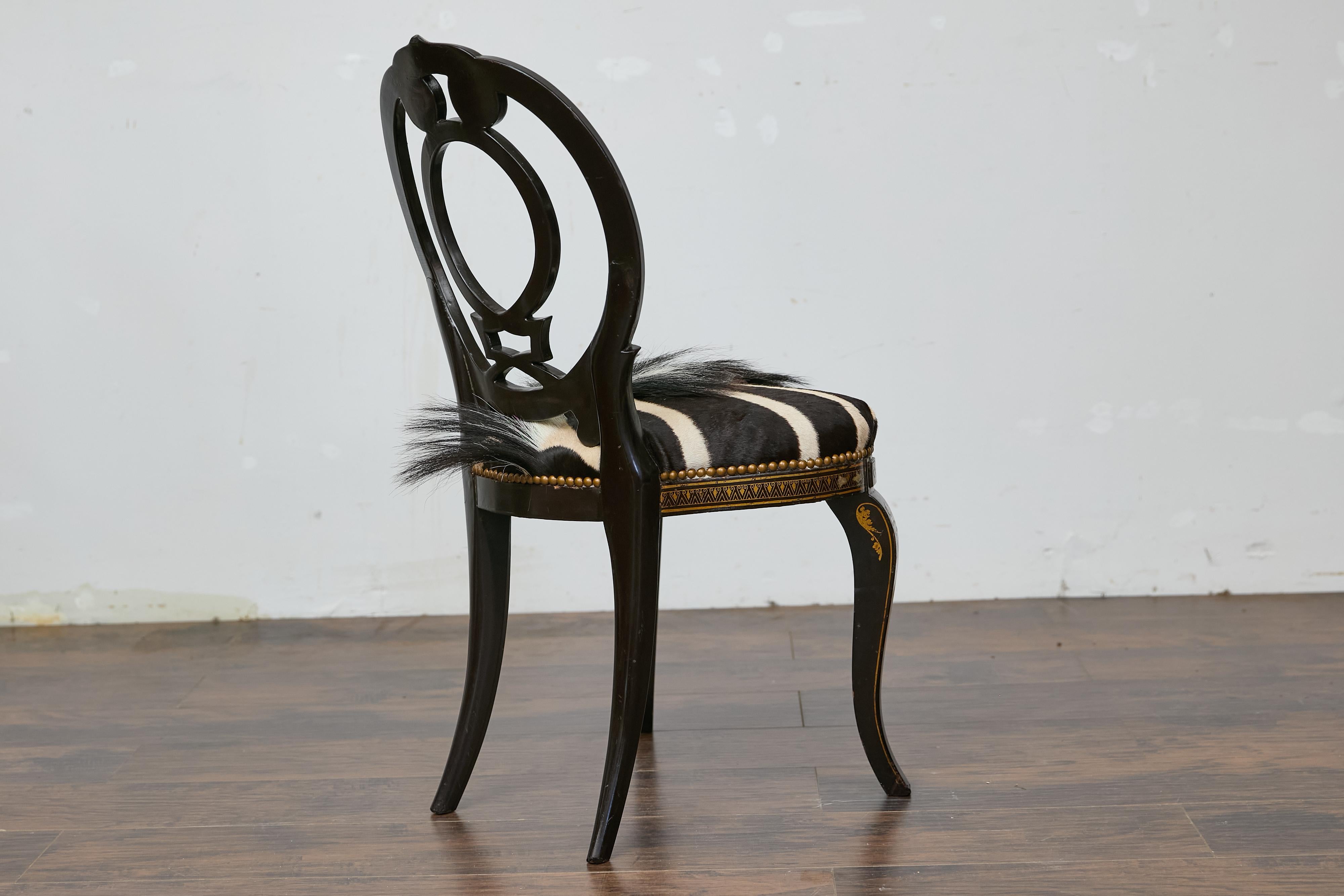 Silla inglesa ebonizada con incrustaciones de nácar y tapicería de piel de cebra 7