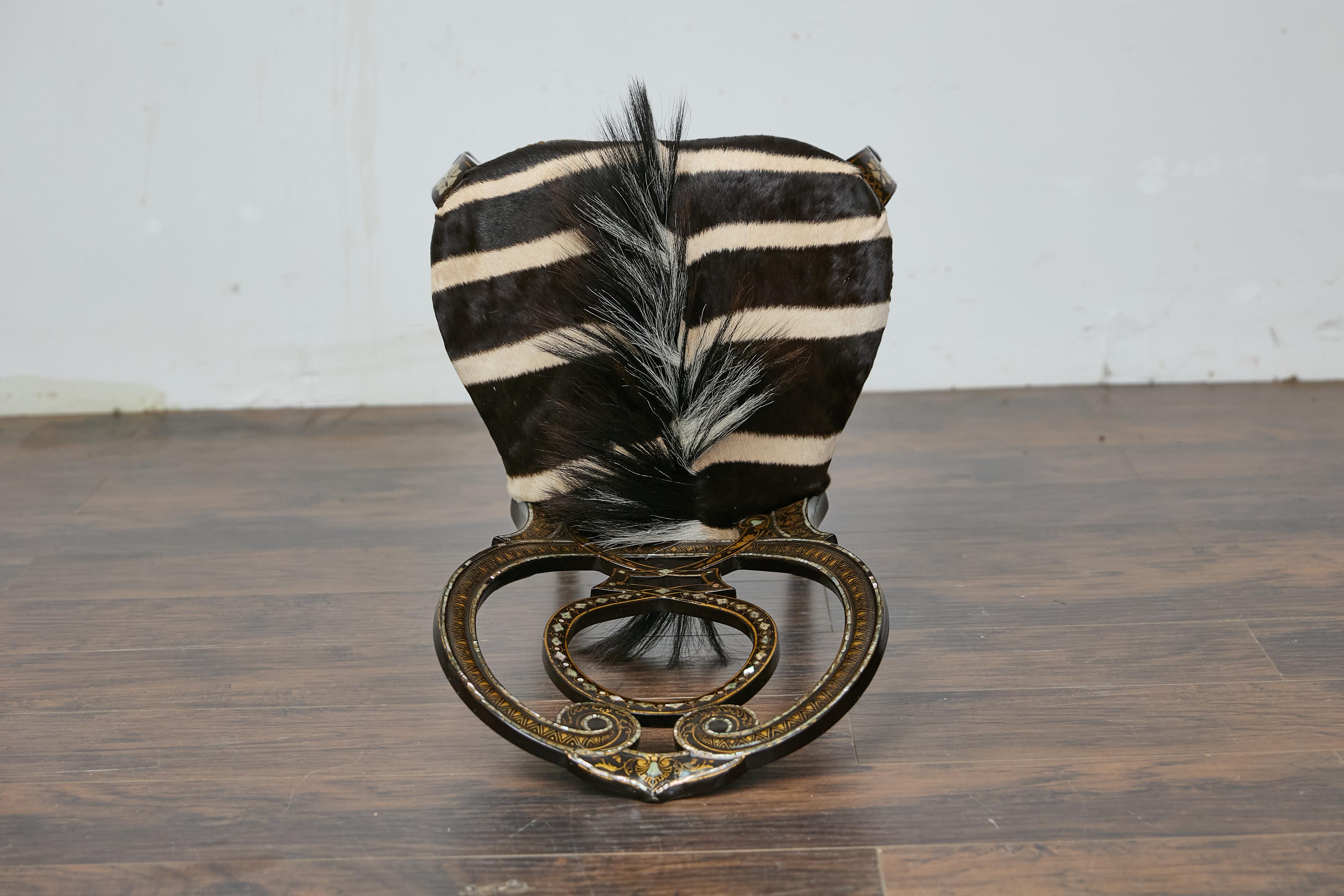 Silla inglesa ebonizada con incrustaciones de nácar y tapicería de piel de cebra 9