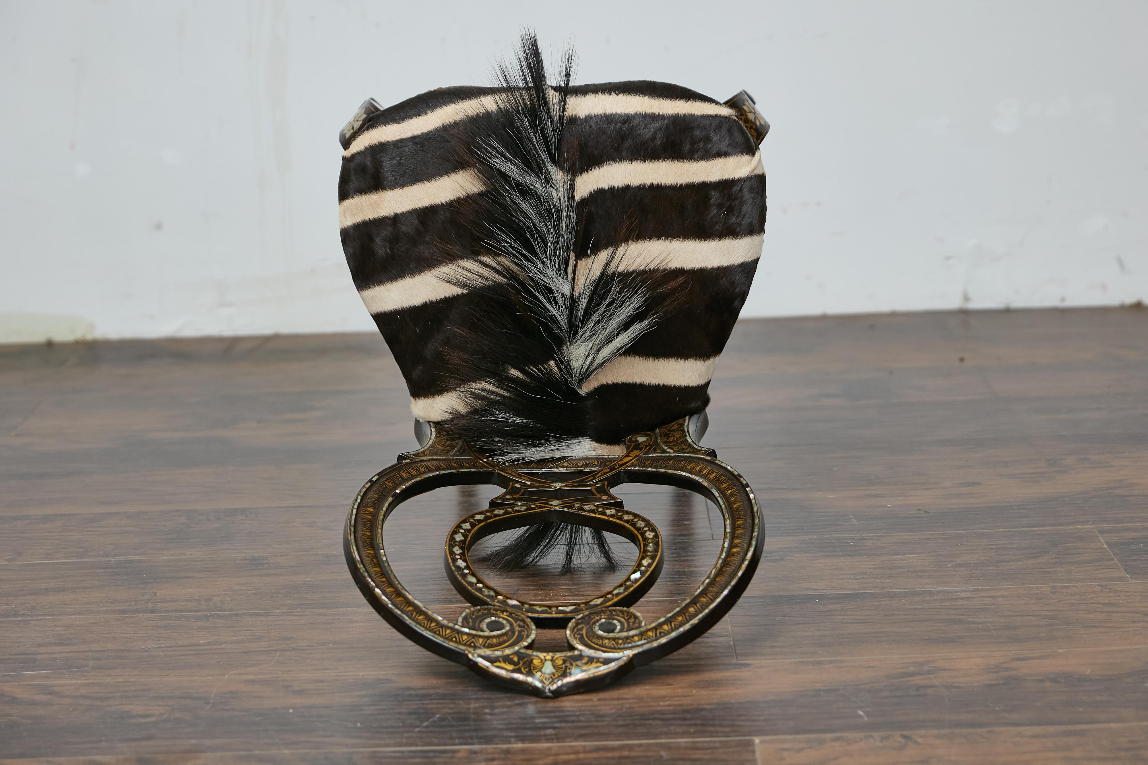 Silla inglesa ebonizada con incrustaciones de nácar y tapicería de piel de cebra 10