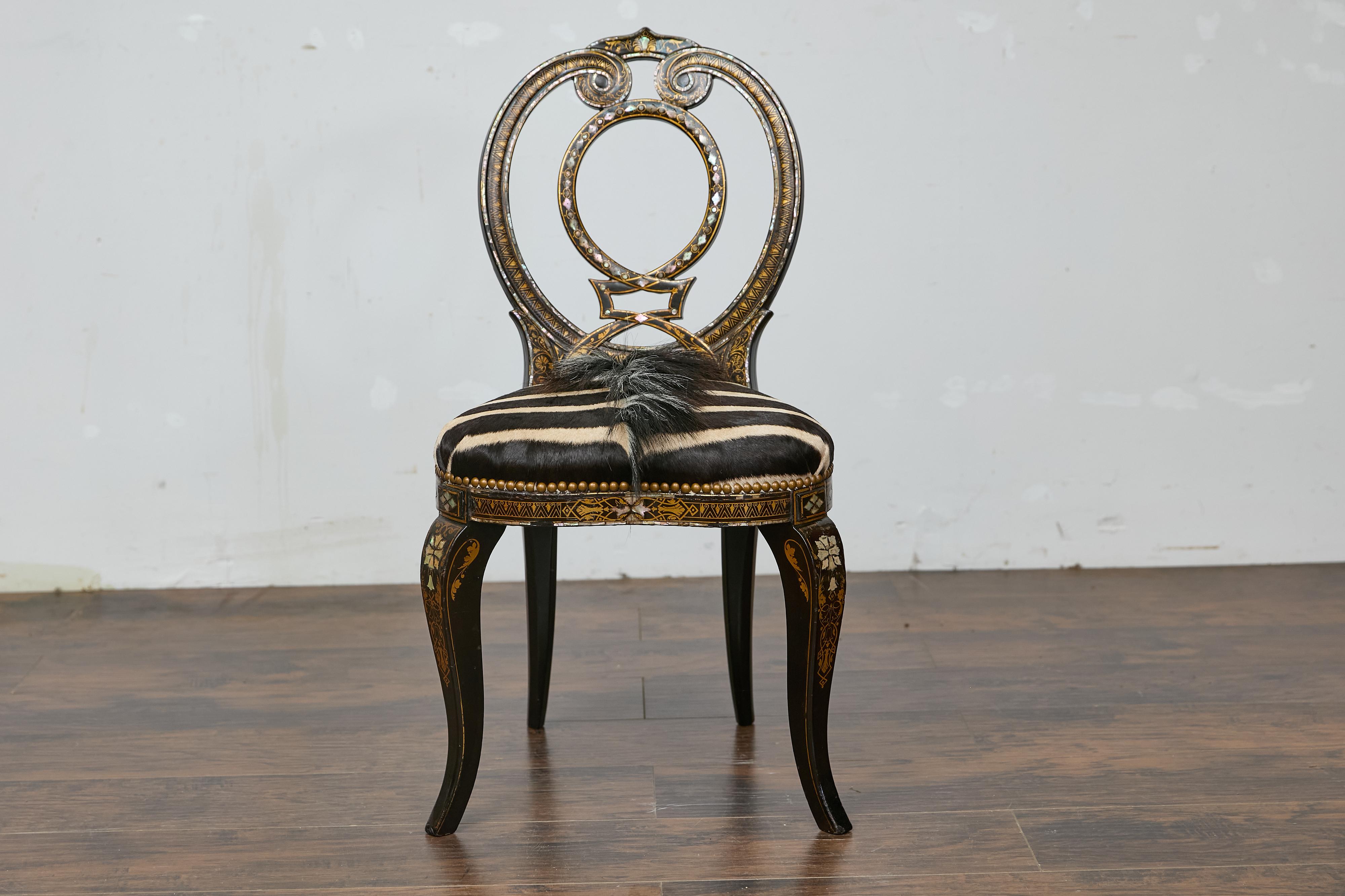Silla inglesa de acento de madera ebonizada del siglo XIX con tapicería de piel de cebra, incrustaciones de nácar y decoración dorada. Esta exquisita silla de acento inglesa del siglo XIX es una verdadera obra maestra del diseño victoriano, que