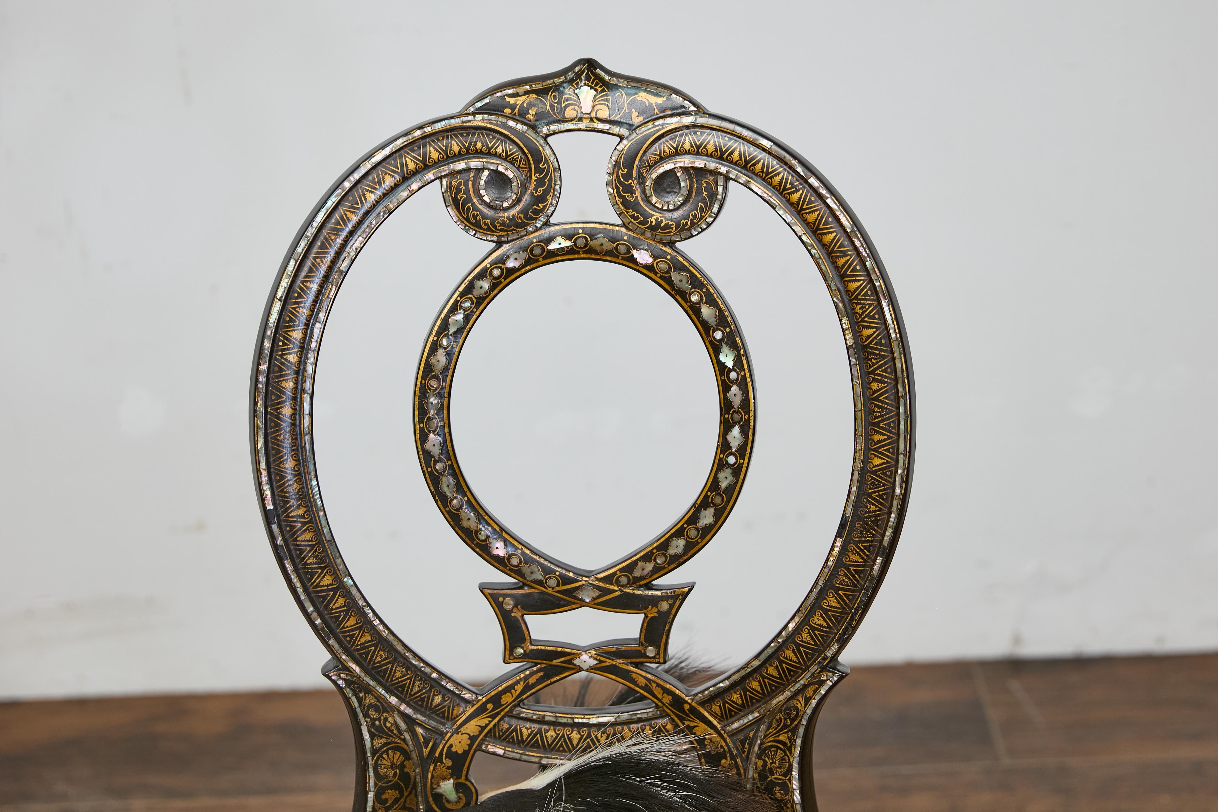 Silla inglesa ebonizada con incrustaciones de nácar y tapicería de piel de cebra Pintado a mano