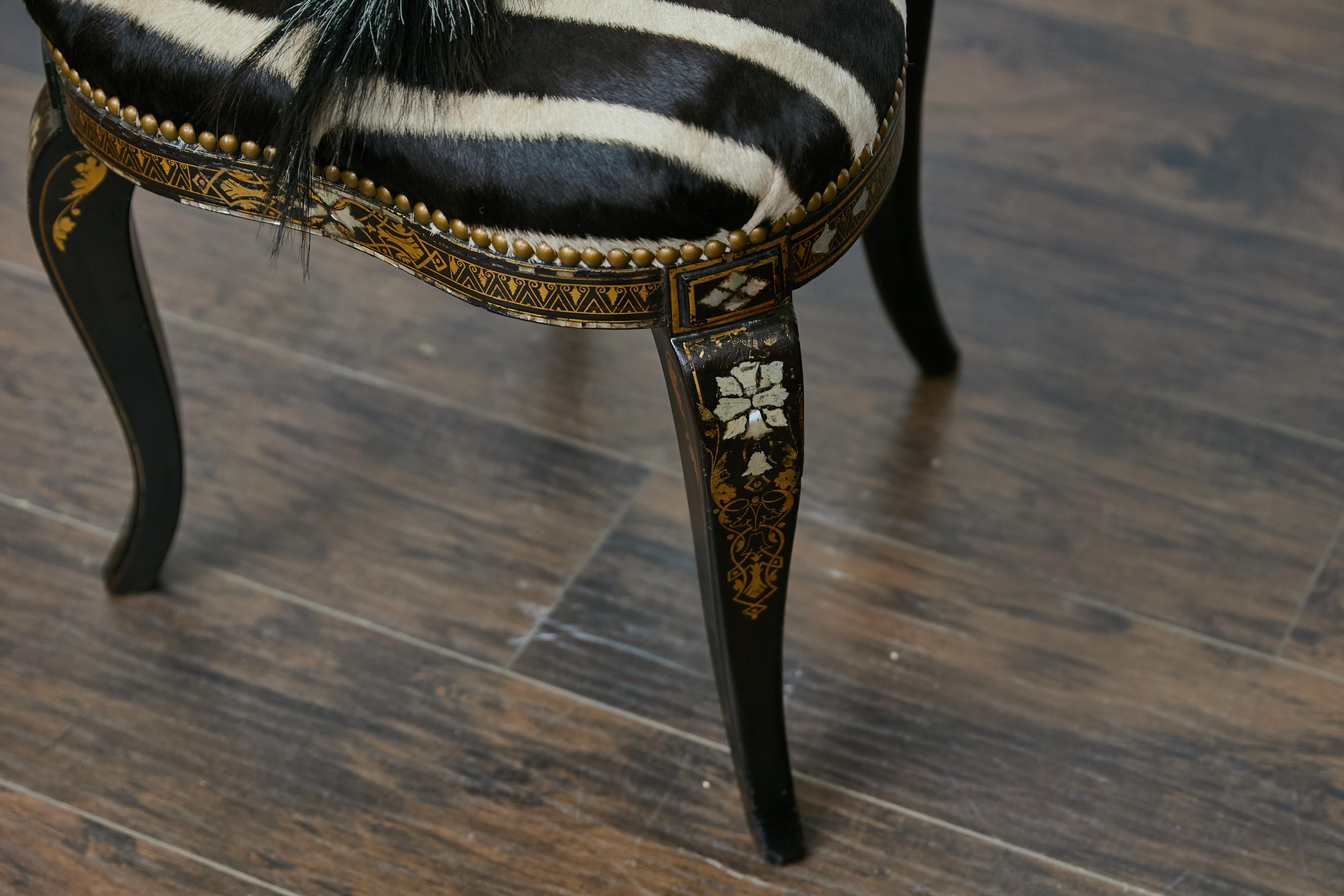 Silla inglesa ebonizada con incrustaciones de nácar y tapicería de piel de cebra siglo XIX