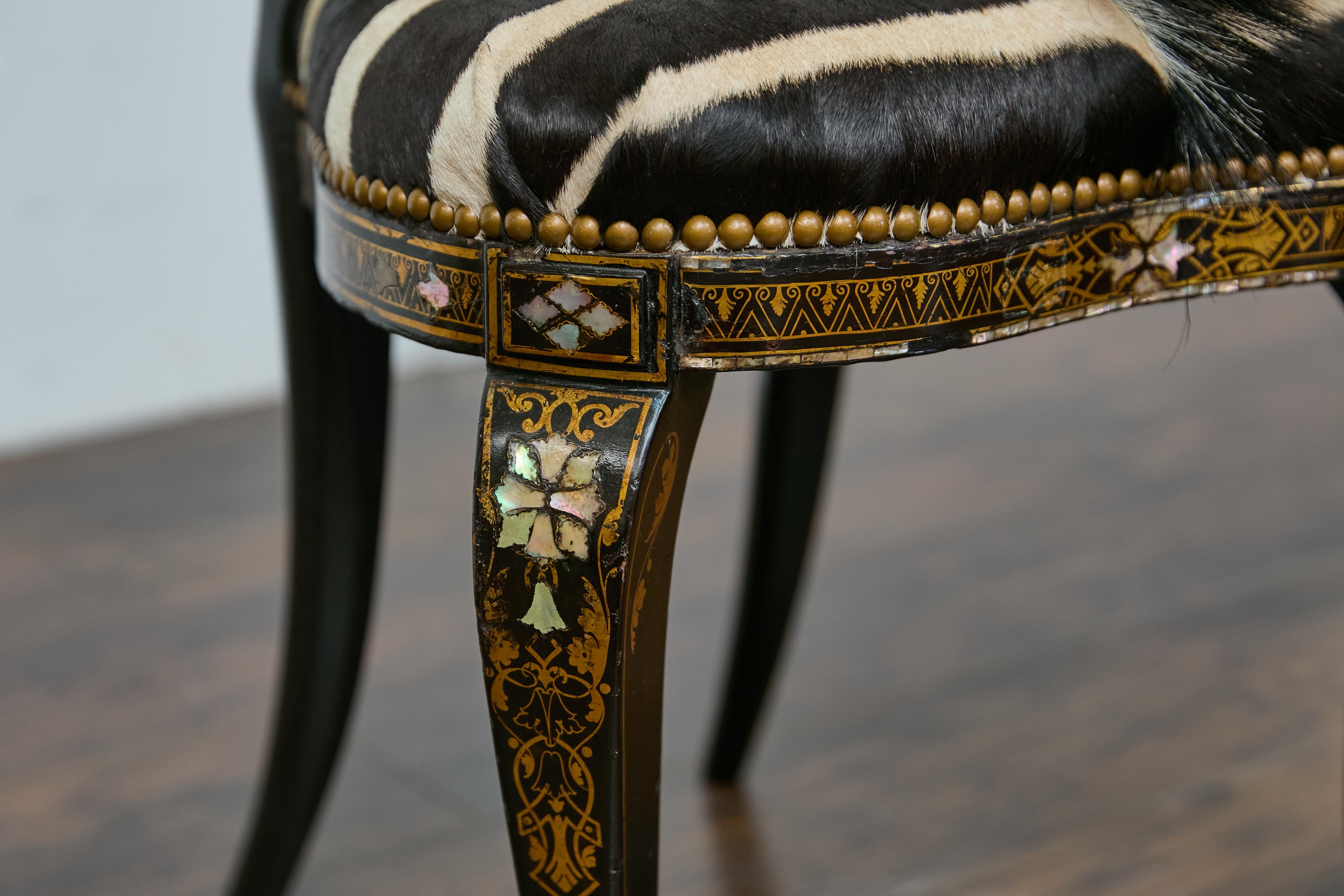 Silla inglesa ebonizada con incrustaciones de nácar y tapicería de piel de cebra Madera dura