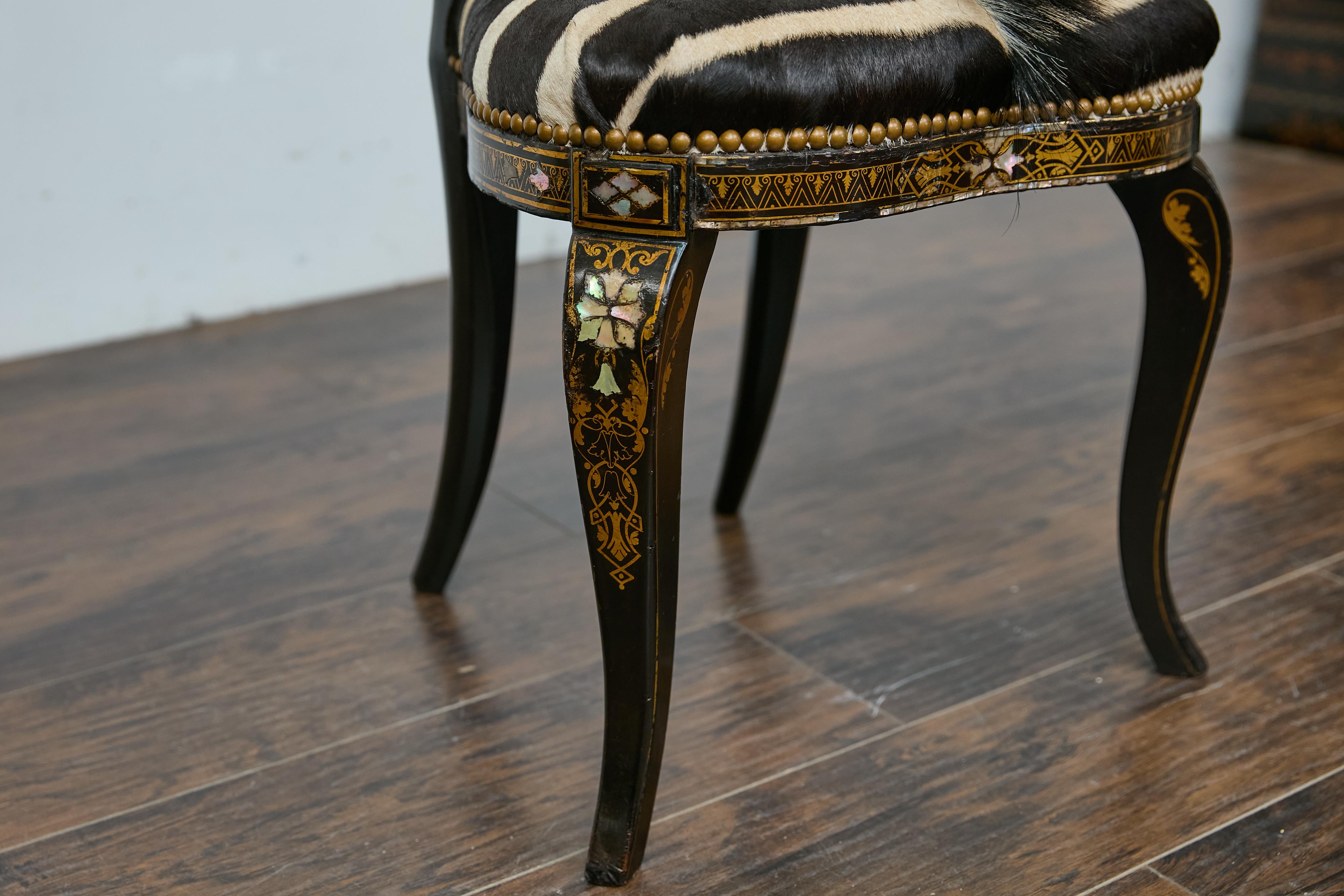 Silla inglesa ebonizada con incrustaciones de nácar y tapicería de piel de cebra 1