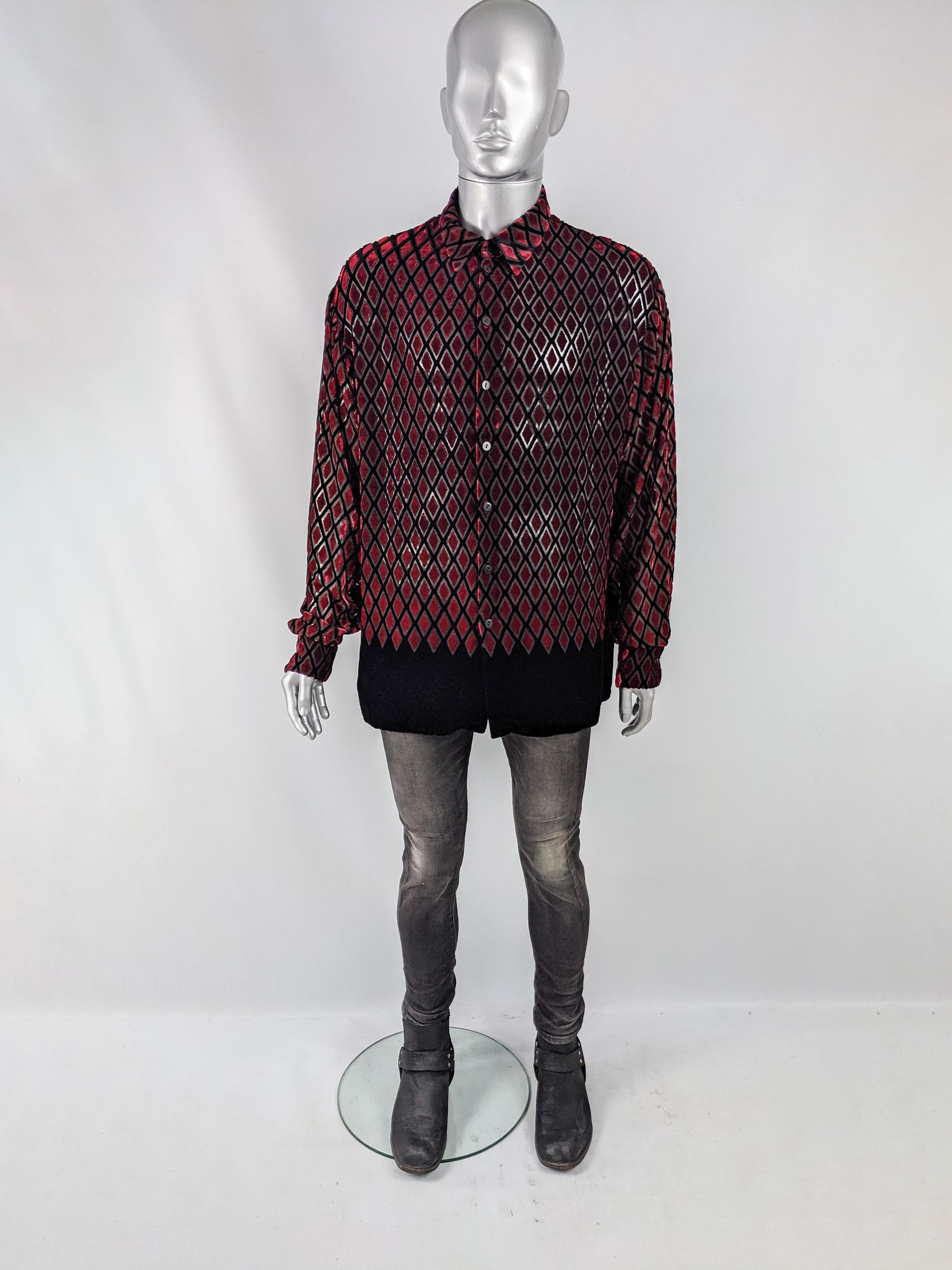 Ein unglaubliches und seltenes Vintage-Herrenhemd aus den 90er Jahren vom britischen Luxuslabel English Eccentrics, das für seine luxuriösen, experimentellen Stoffe legendär war. Aus rotem und schwarzem, halbtransparentem Devoré-/Ausbrenner-Samt mit