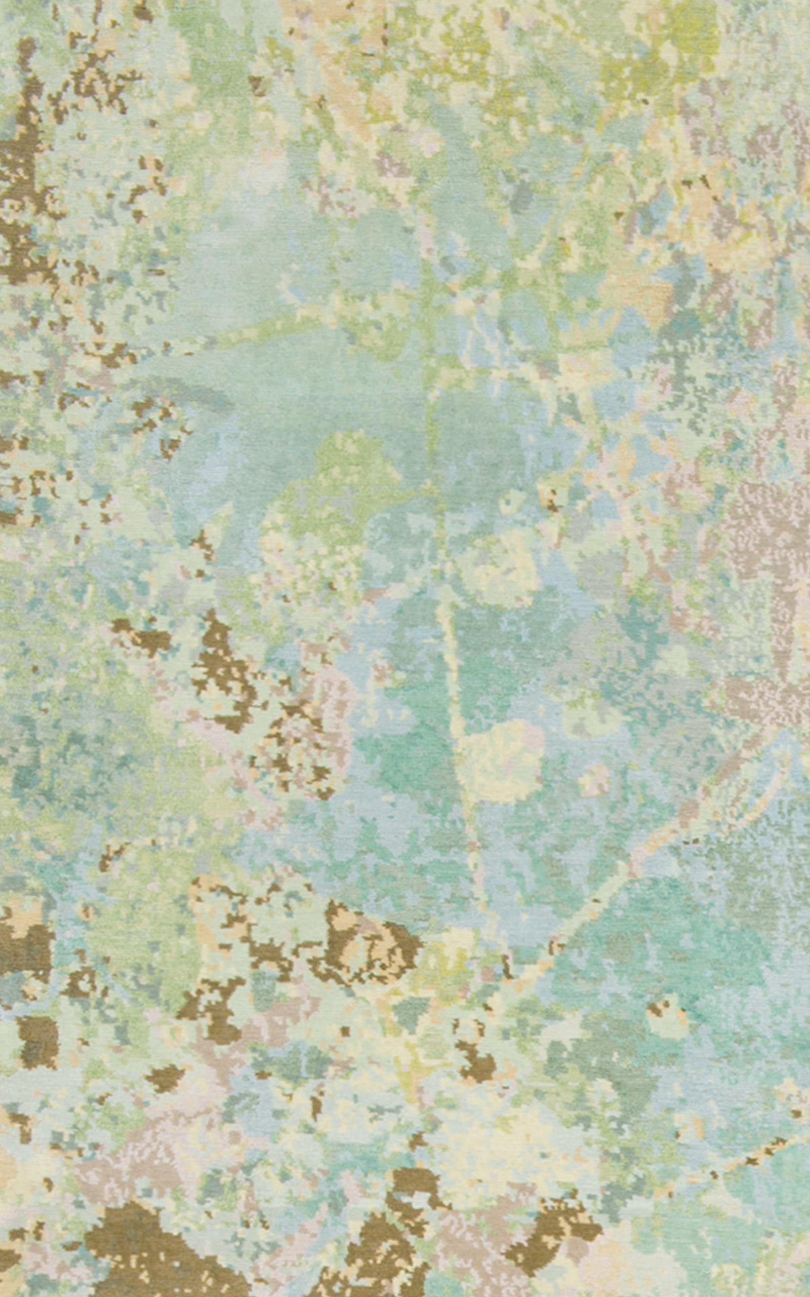 Silhouette ist ein weiches und elegantes Blumendesign, das in 4 Farben erhältlich ist. Die handgeknüpften Woll- und Seidenteppiche bestehen aus zarten blauen, grünen und goldenen Blumenformen. Maßgeschneiderte Größen und Farben sind auf Anfrage