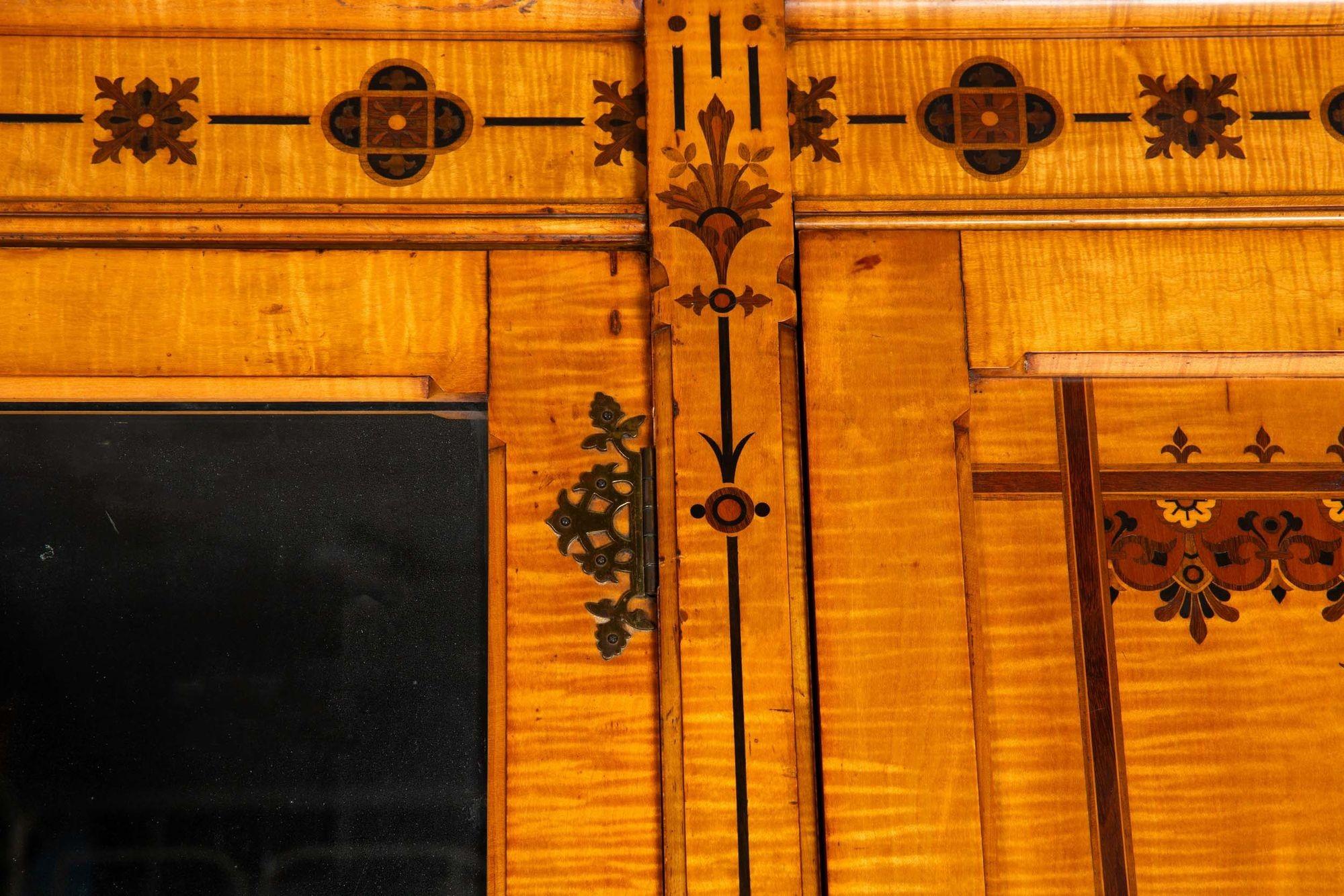 Armoire édouardienne anglaise ancienne à trois portes en bois de citronnier, c. 1880 en vente 3