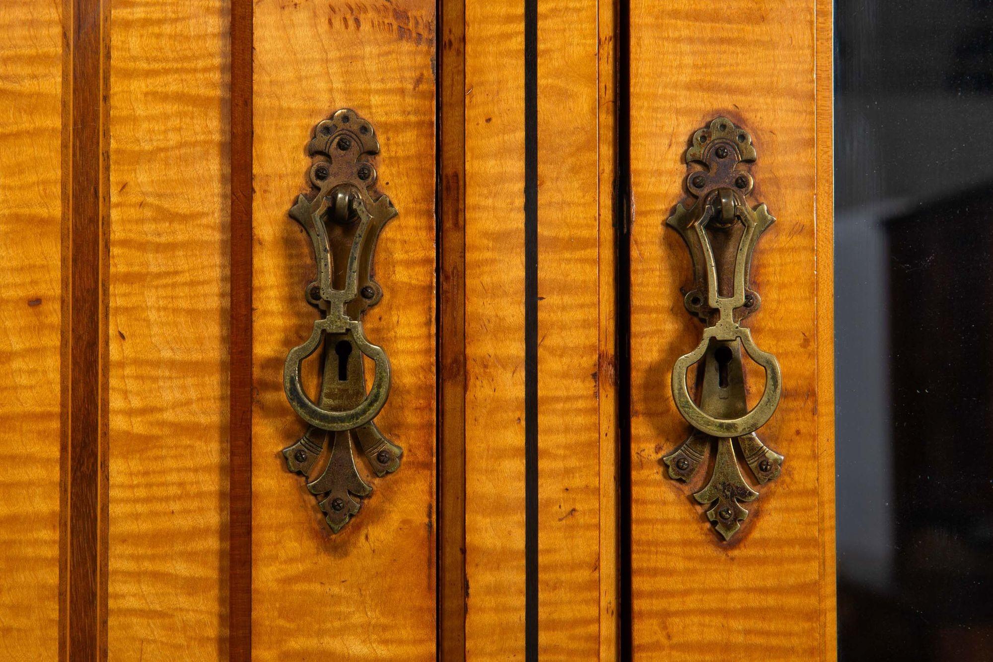 Armoire édouardienne anglaise ancienne à trois portes en bois de citronnier, c. 1880 en vente 6