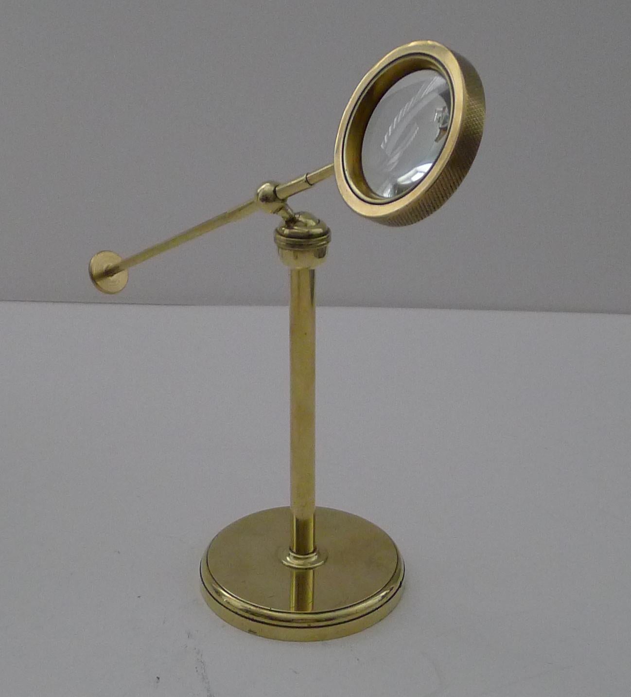 English Edwardian Brass Pivoting Magnifying Glass on Stand c.1900 In Good Condition For Sale In Bath, GB