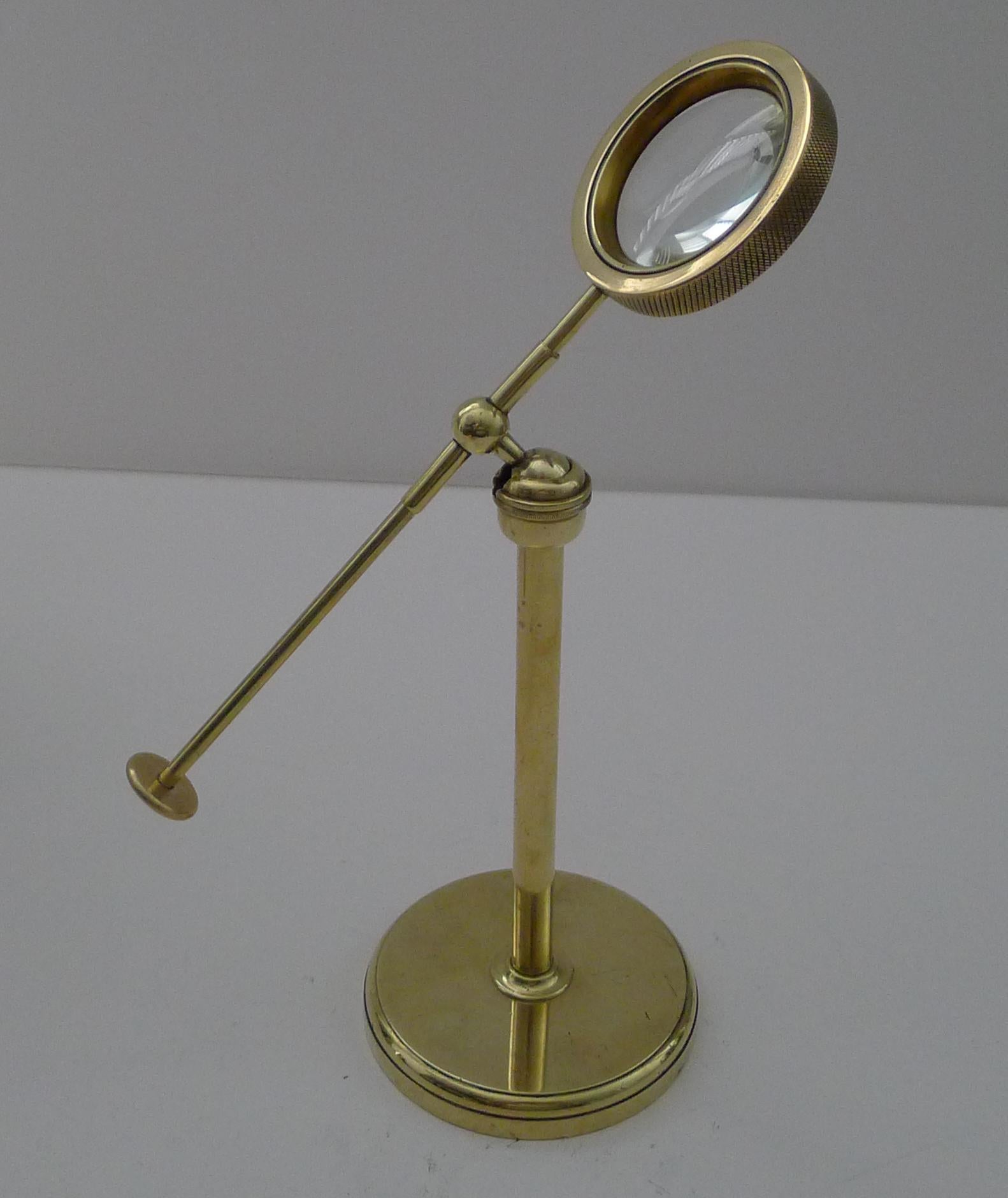 British English Edwardian Brass Pivoting Magnifying Glass on Stand c.1900 For Sale