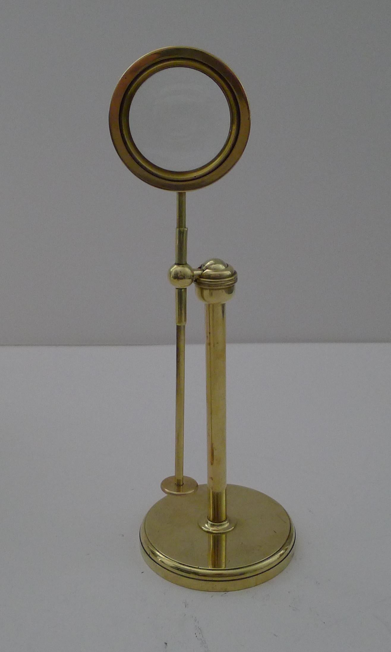 English Edwardian Brass Pivoting Magnifying Glass on Stand c.1900 For Sale 1
