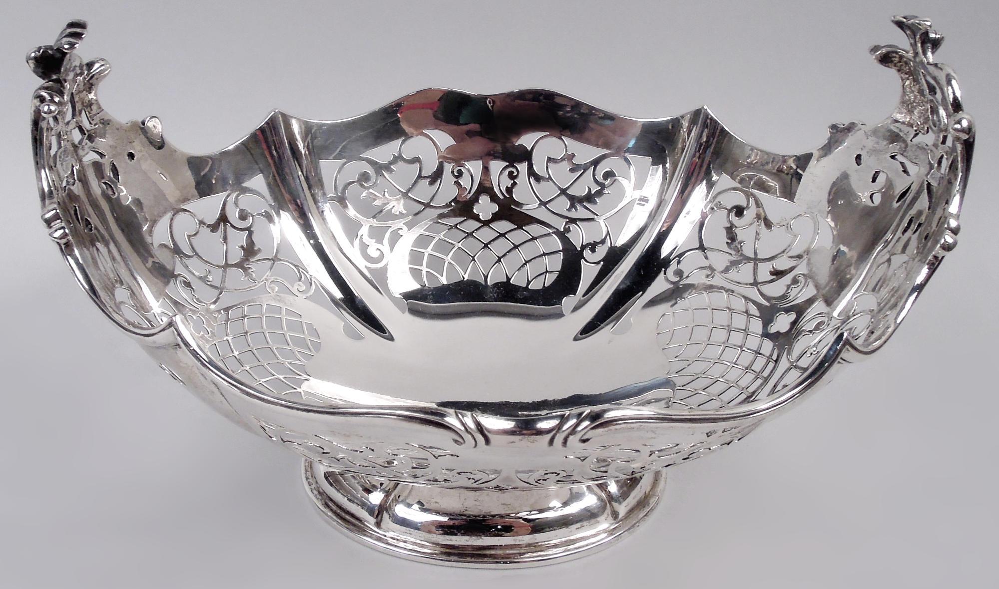 Ciotola classica edoardiana in argento, 1911. Ovale e lobata. I lati sono caratterizzati da volute a foglia aperta e da pannellature in cornici solide. Bordo modellato e a volute; estremità rialzate con foglie e fiori aperti in cornici asimmetriche