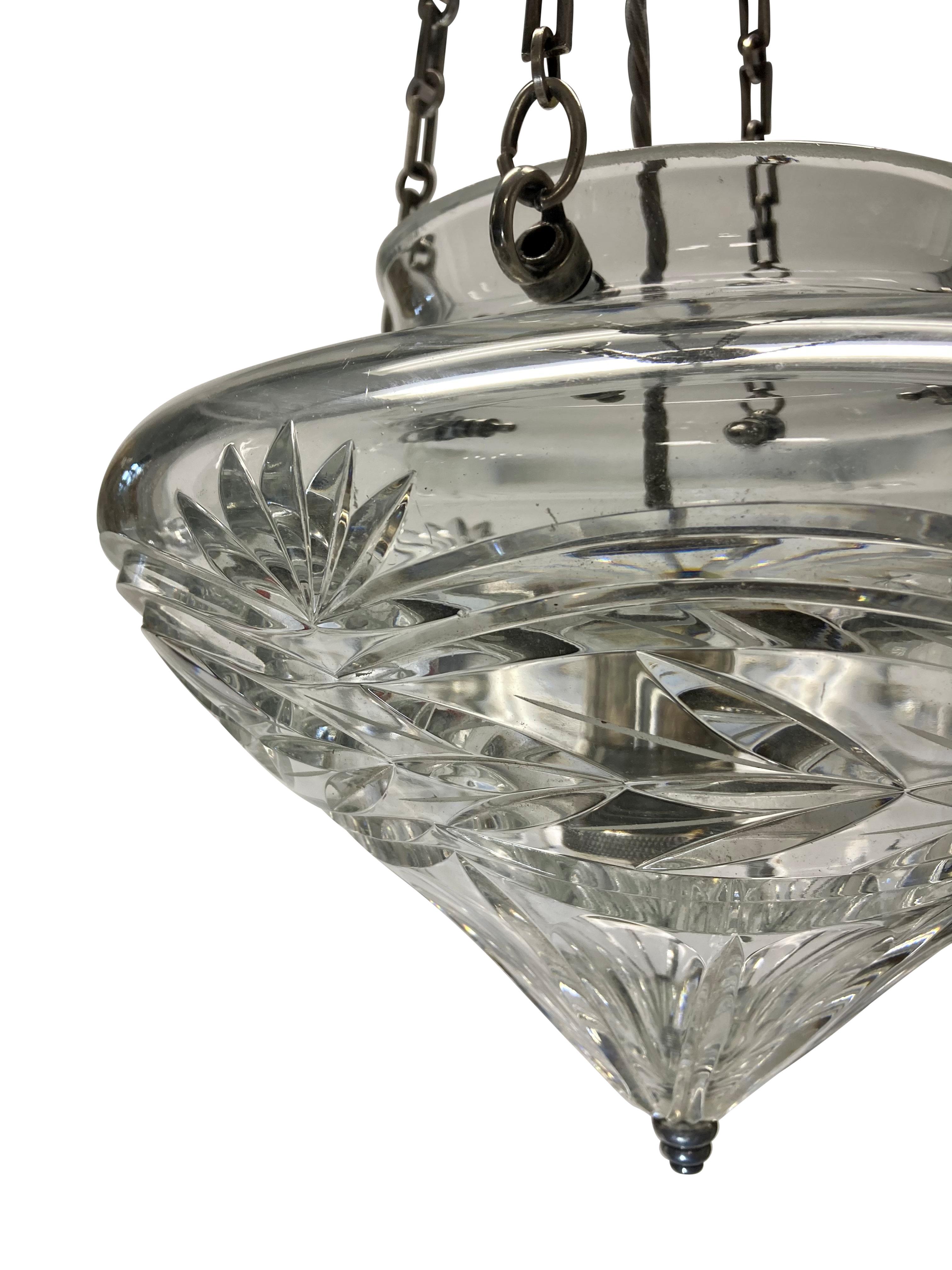 Lampe suspendue en verre taillé de style édouardien anglais, avec des accessoires en bronze argenté.