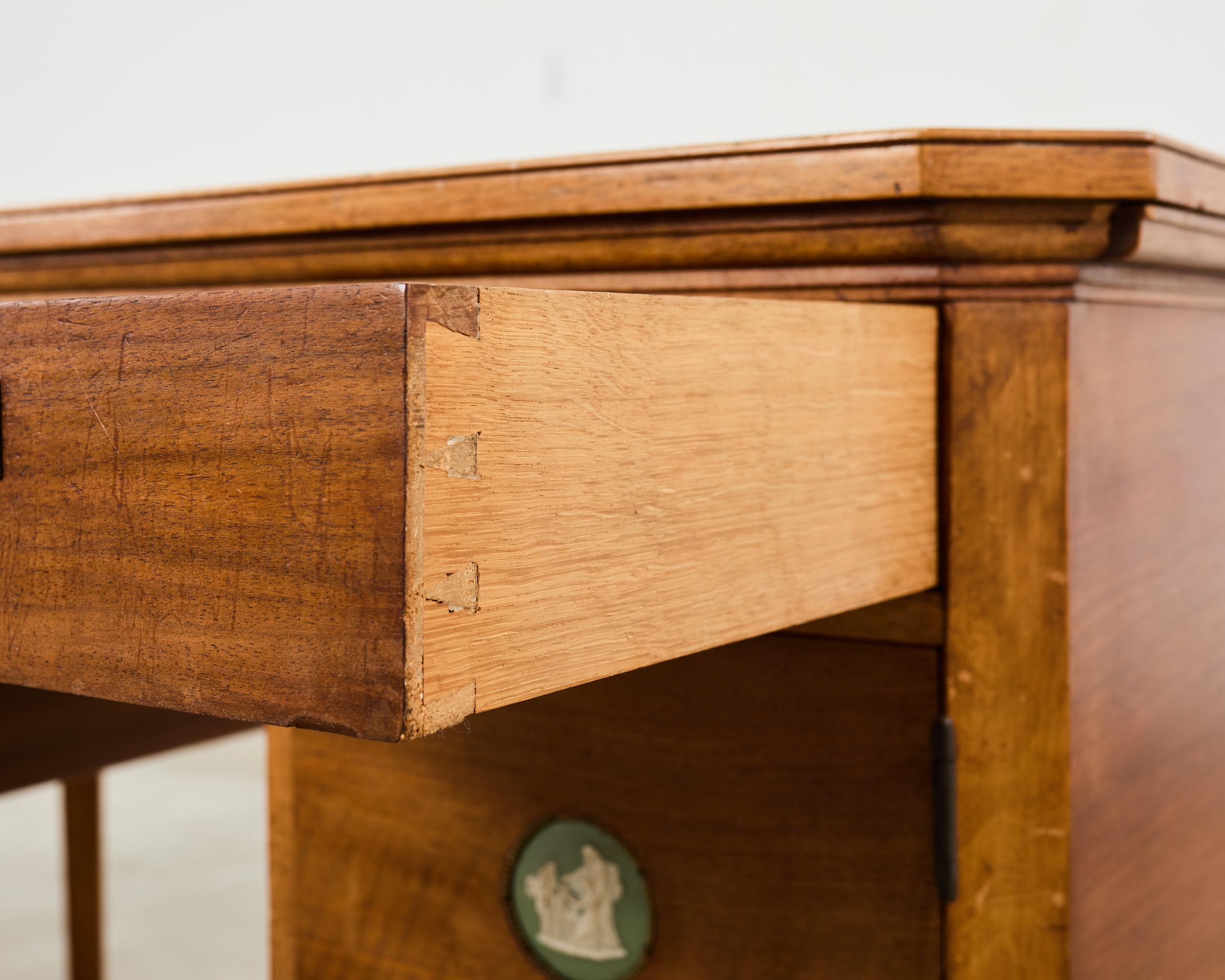 Englischer edwardianischer Schreibtisch mit neoklassizistischen Jaspismedaillons im Angebot 8