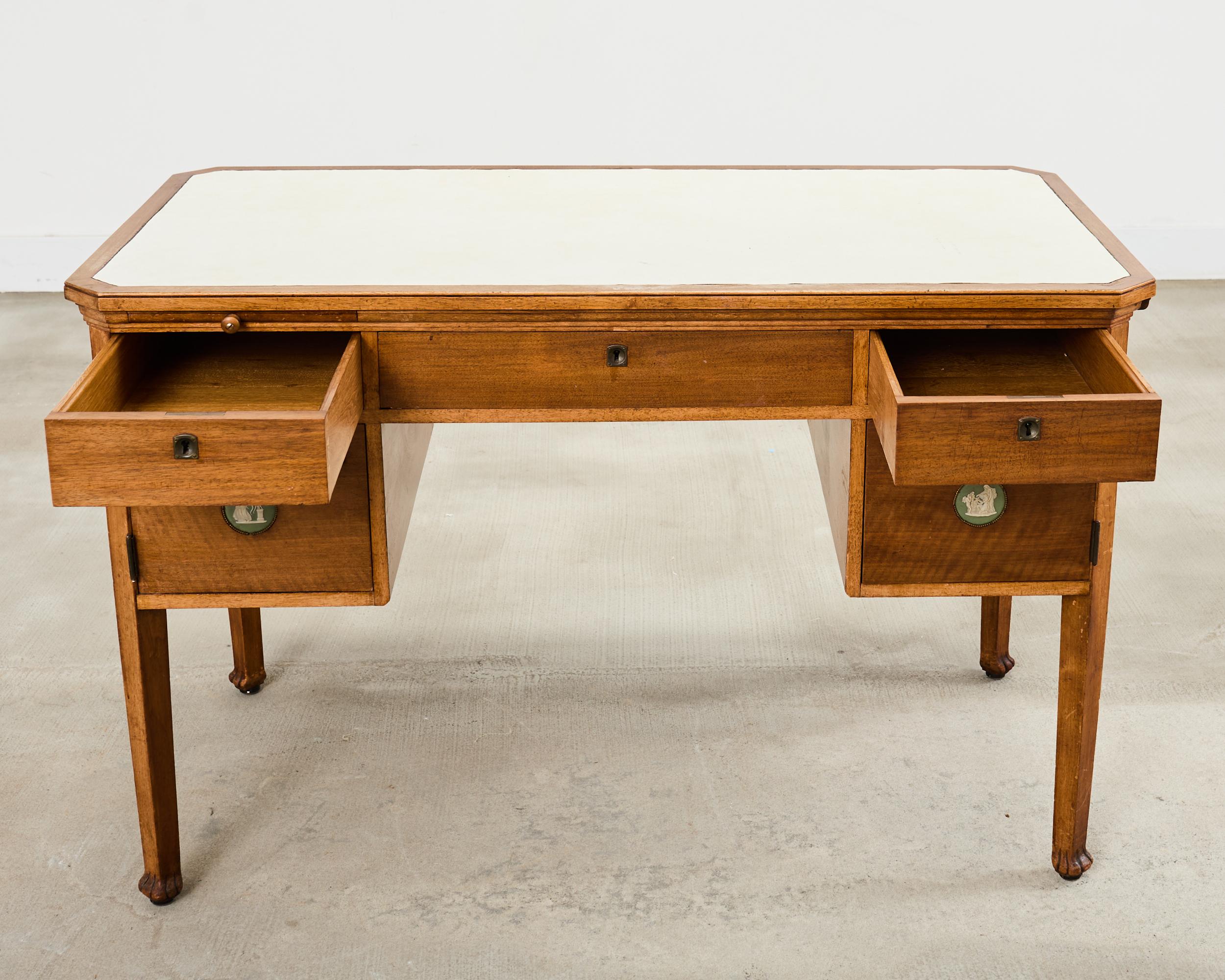 Englischer edwardianischer Schreibtisch mit neoklassizistischen Jaspismedaillons im Angebot 9