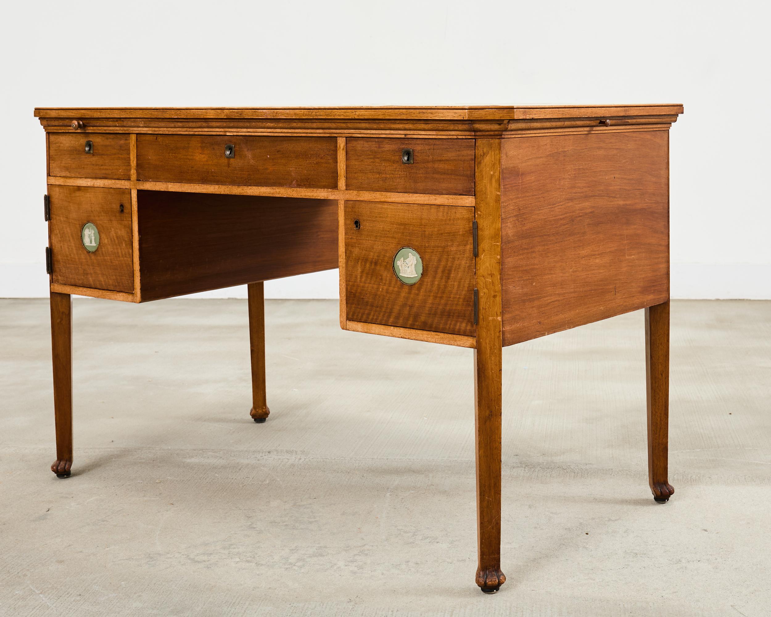 Englischer edwardianischer Schreibtisch mit neoklassizistischen Jaspismedaillons (Edwardian) im Angebot