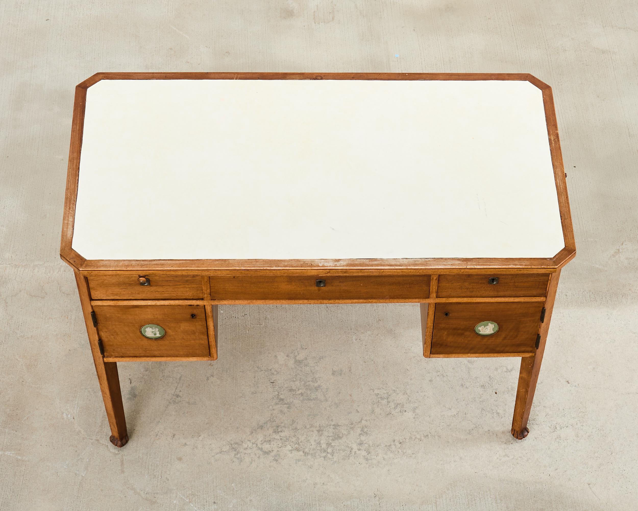 Englischer edwardianischer Schreibtisch mit neoklassizistischen Jaspismedaillons (Handgefertigt) im Angebot
