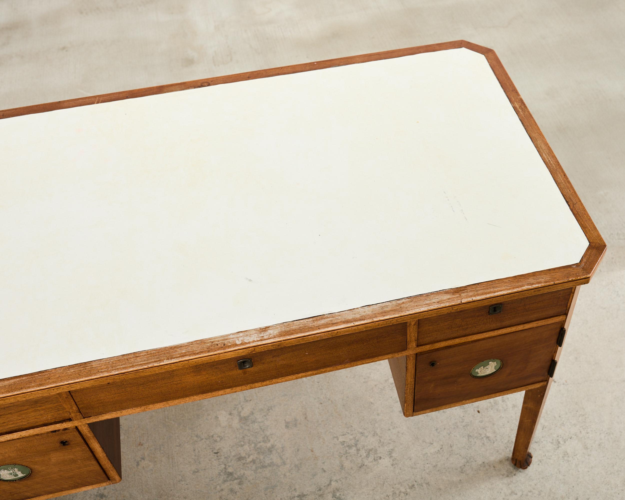 Englischer edwardianischer Schreibtisch mit neoklassizistischen Jaspismedaillons im Angebot 1