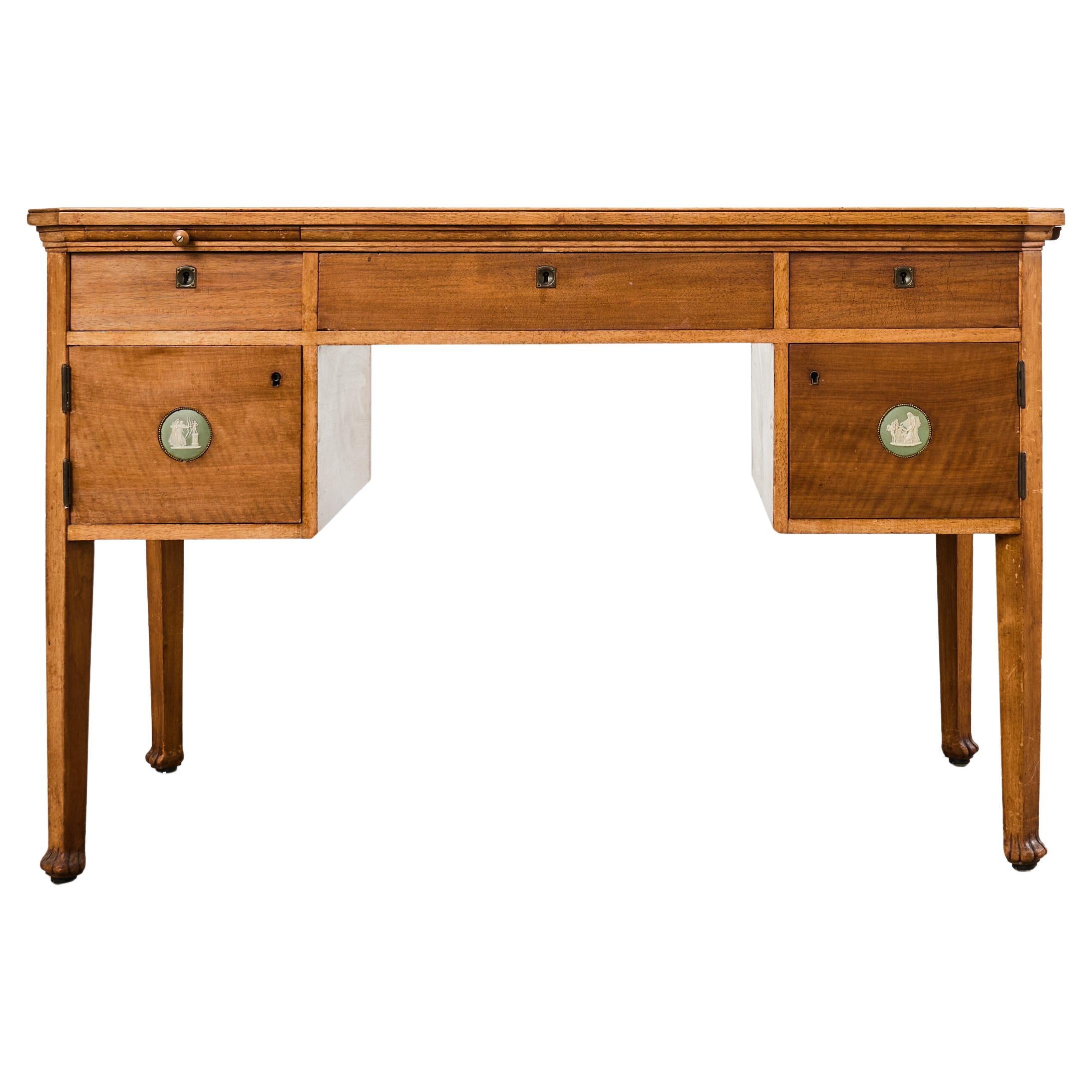 Englischer edwardianischer Schreibtisch mit neoklassizistischen Jaspismedaillons im Angebot