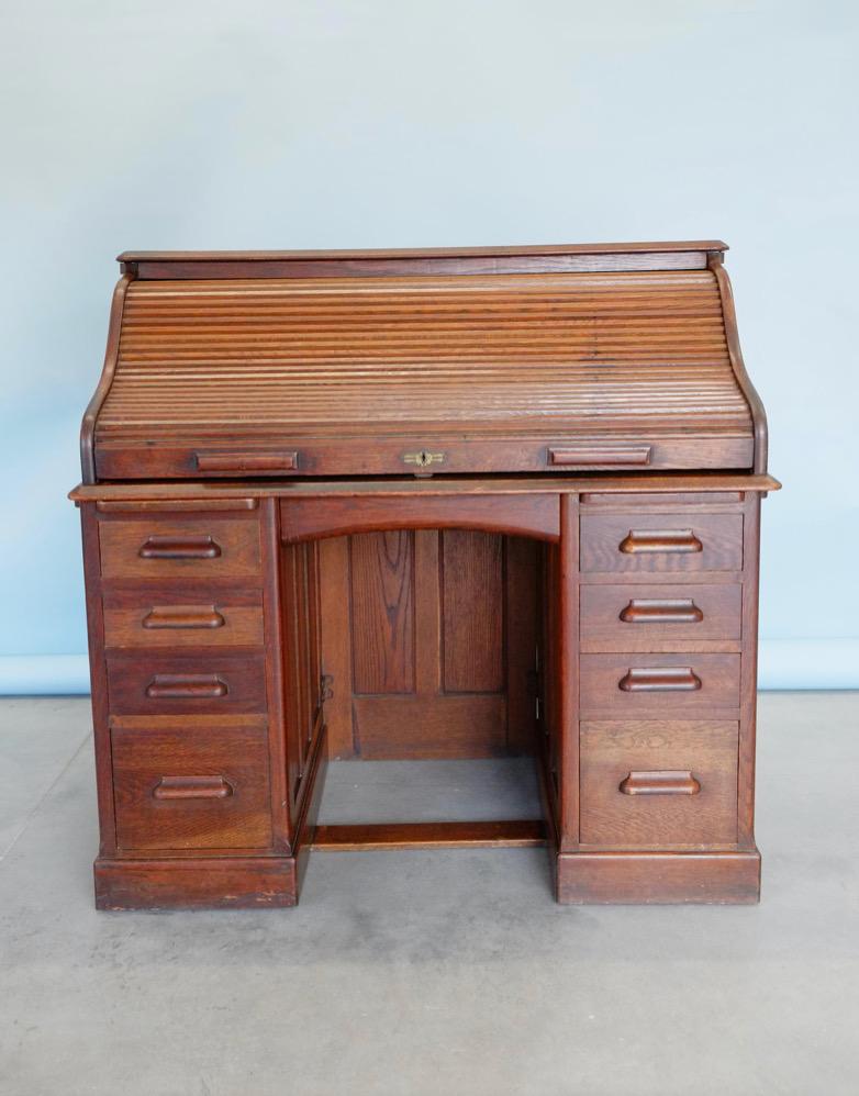 English Edwardian Fully Fitted Solid Oak Roll Top Twin Pedestal Desk In Good Condition In Leicester, GB