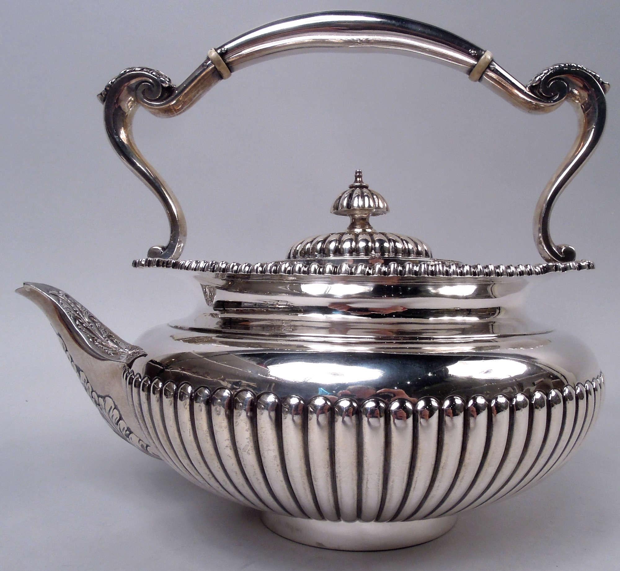 English Edwardian Georgian Sterling Silver Kettle on Stand, 1904 In Good Condition For Sale In New York, NY