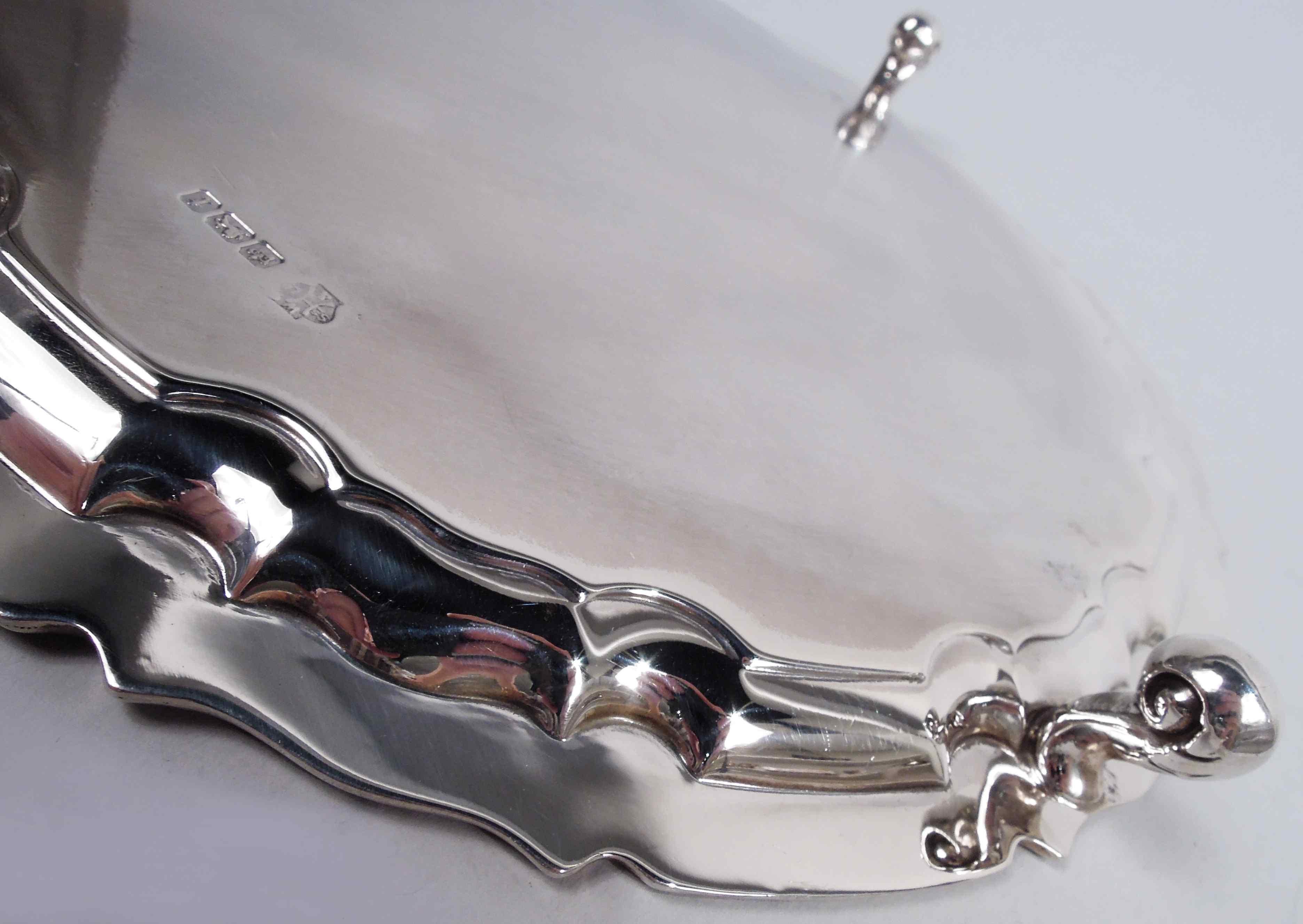 English Edwardian Georgian Sterling Silver Piecrust Salver Tray, 1911 In Good Condition For Sale In New York, NY