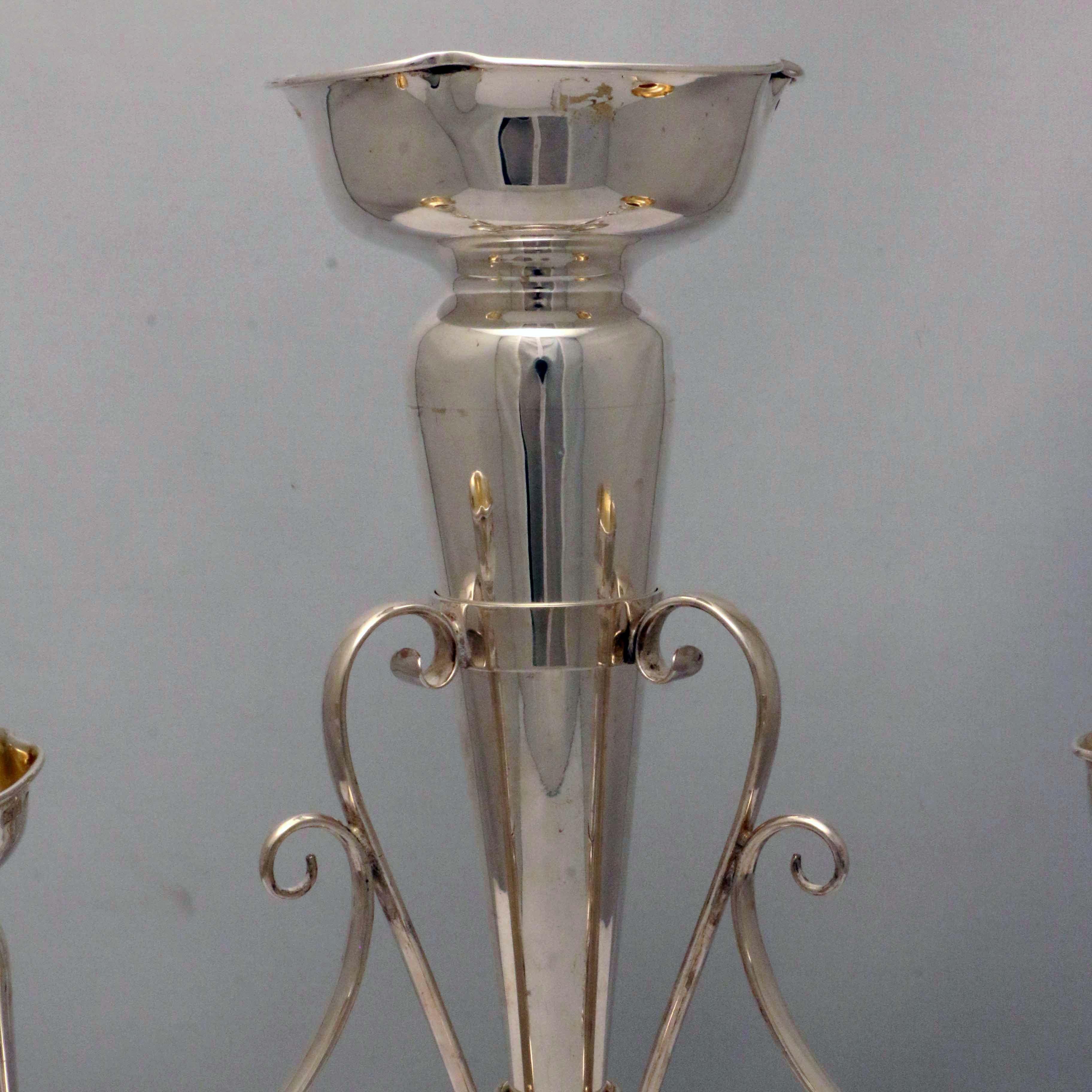 Anglais Epergne anglaise de style édouardien en argent marquée Hall en vente