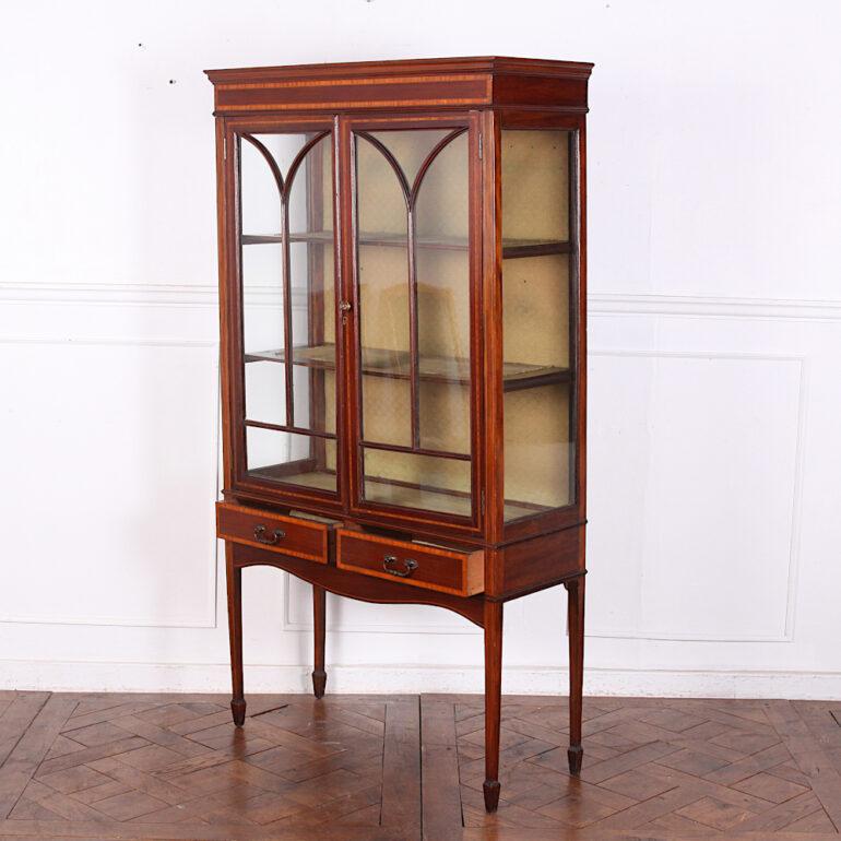 English Edwardian Inlaid Mahogany Display Cabinet Vitrine  In Good Condition In Vancouver, British Columbia