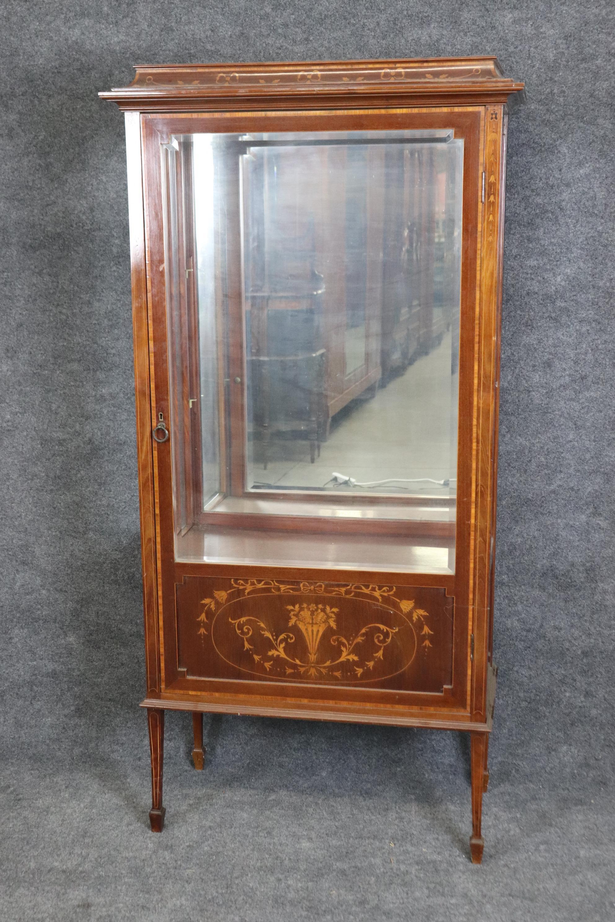 English Edwardian Inlaid Walnut and Satinwood Mirrored Vitrine Curio Cabinet  In Good Condition For Sale In Swedesboro, NJ