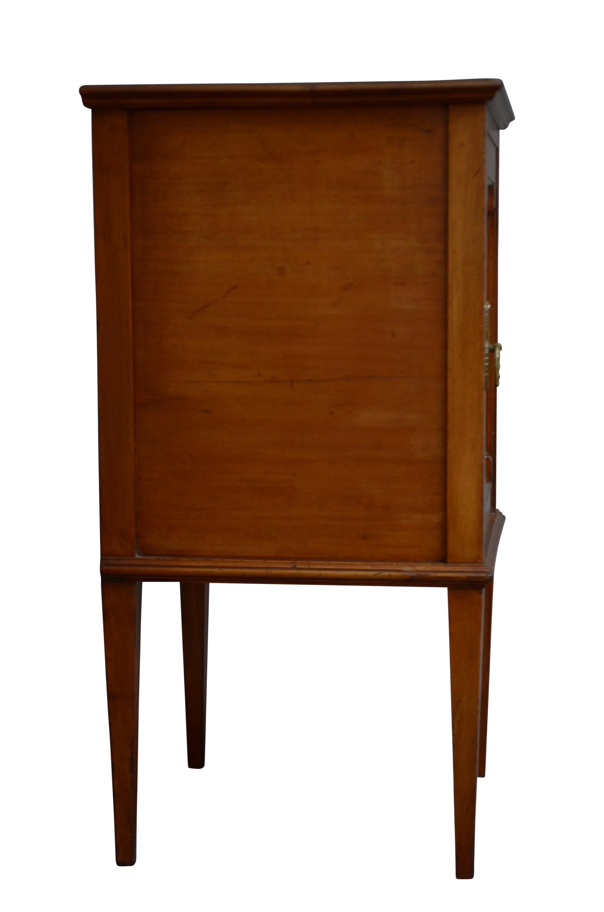 English Edwardian Mahogany and Inlaid Bedside Cabinet in vendita 4
