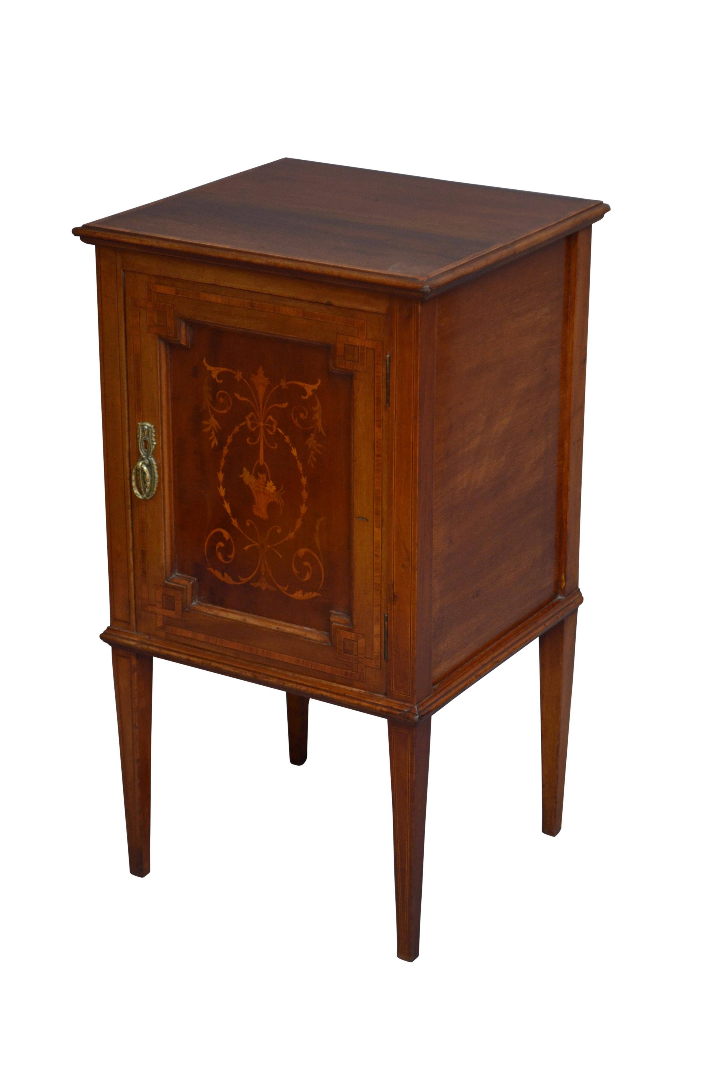 Edoardiano English Edwardian Mahogany and Inlaid Bedside Cabinet in vendita