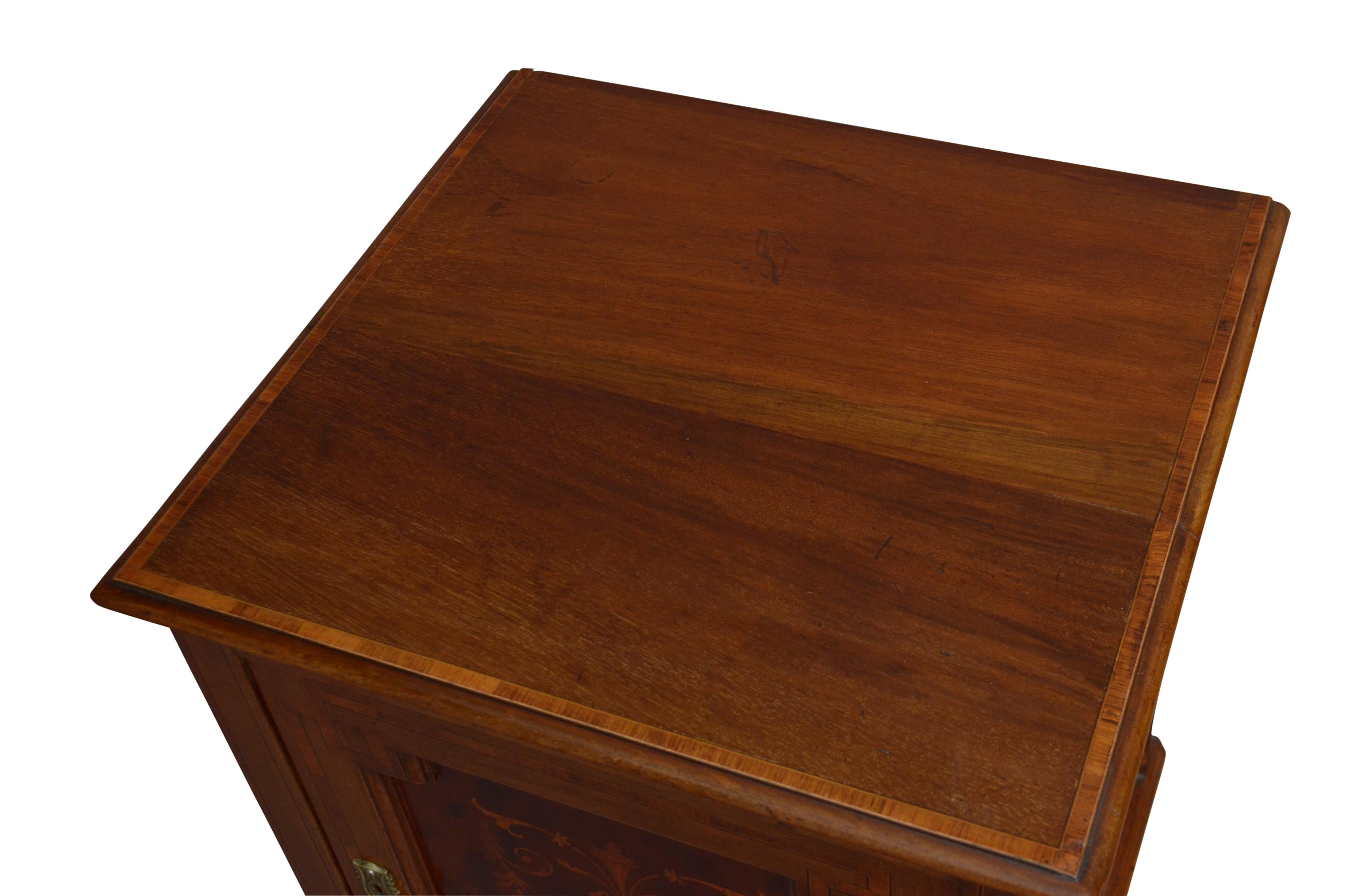 Inglese English Edwardian Mahogany and Inlaid Bedside Cabinet in vendita