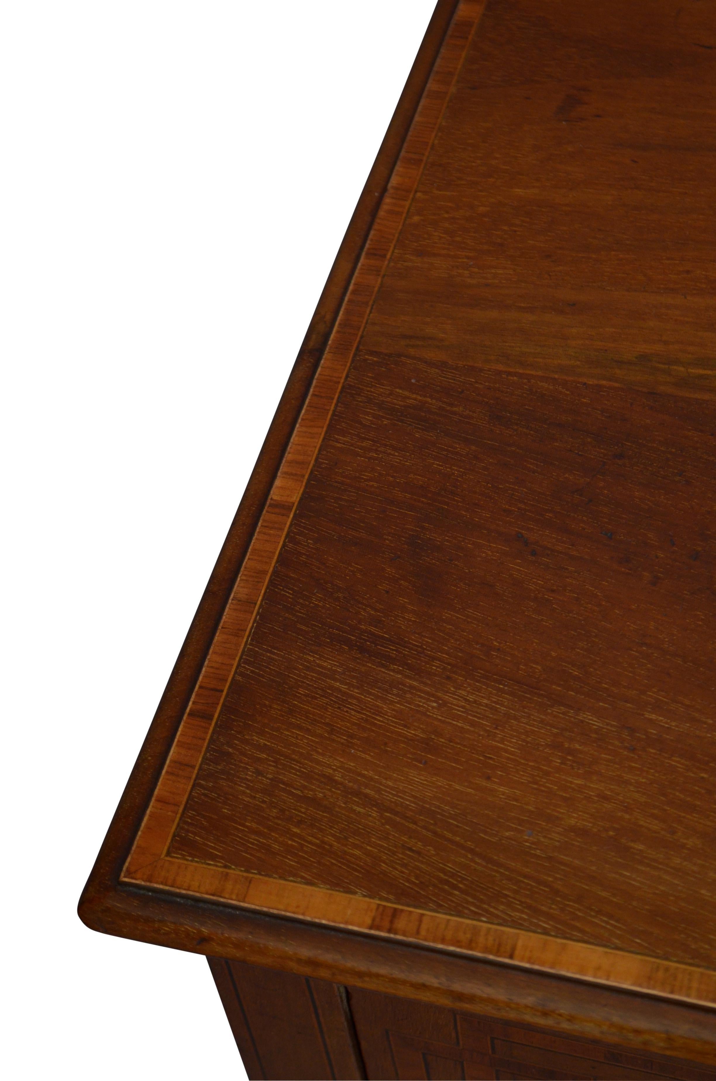 English Edwardian Mahogany and Inlaid Bedside Cabinet In condizioni buone in vendita a High Peak, GB