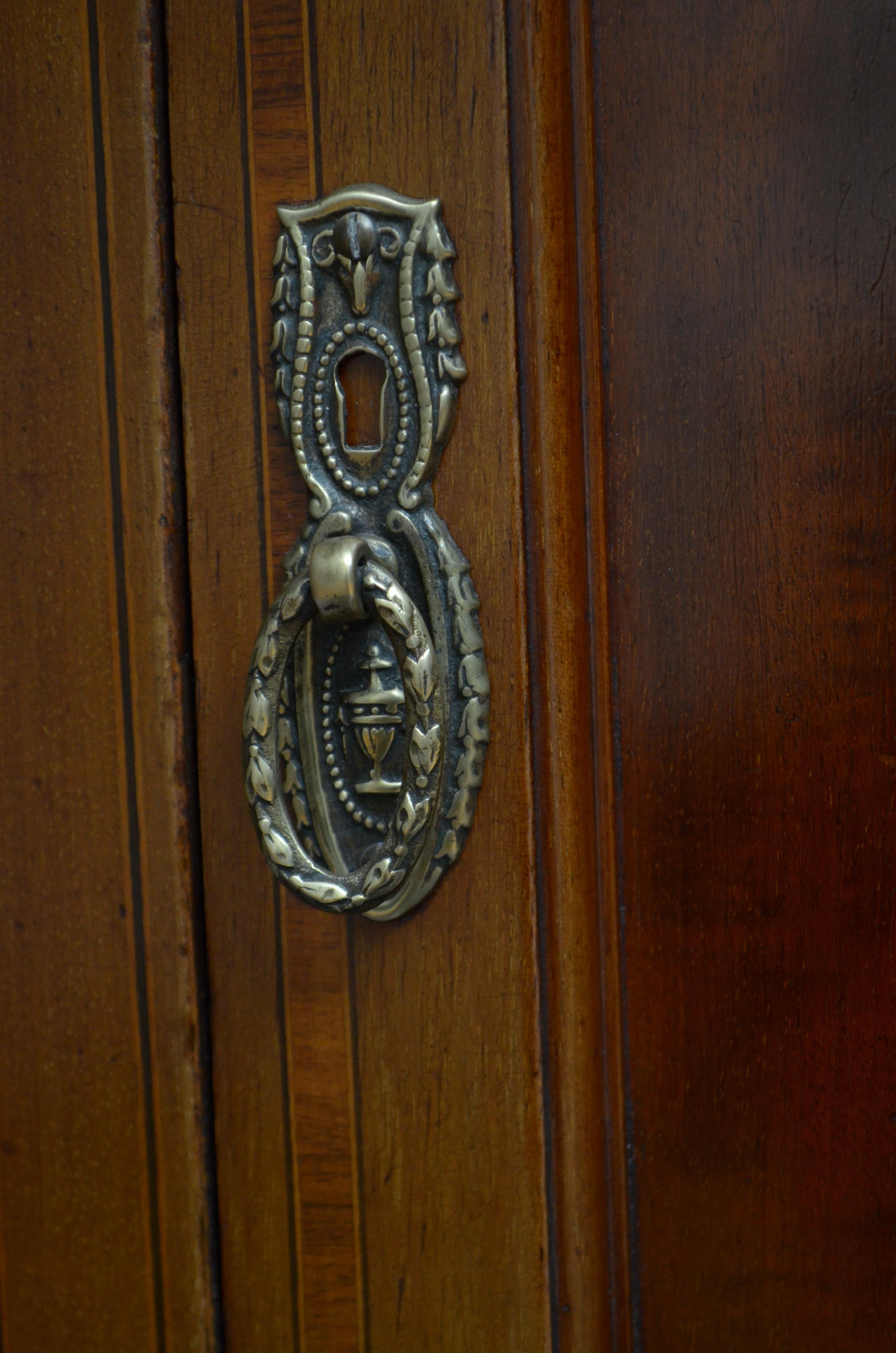XX secolo English Edwardian Mahogany and Inlaid Bedside Cabinet in vendita