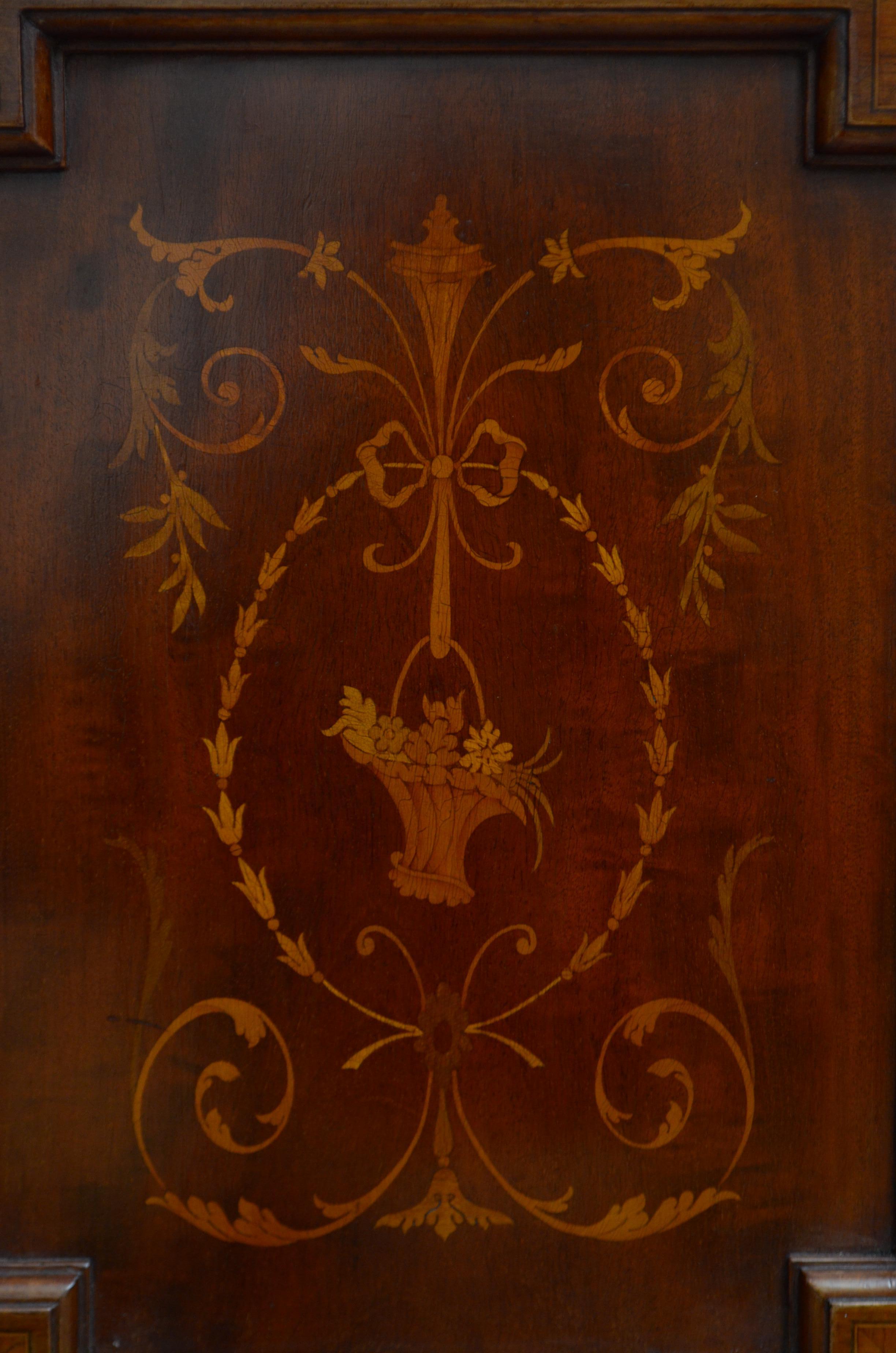 Mogano English Edwardian Mahogany and Inlaid Bedside Cabinet in vendita