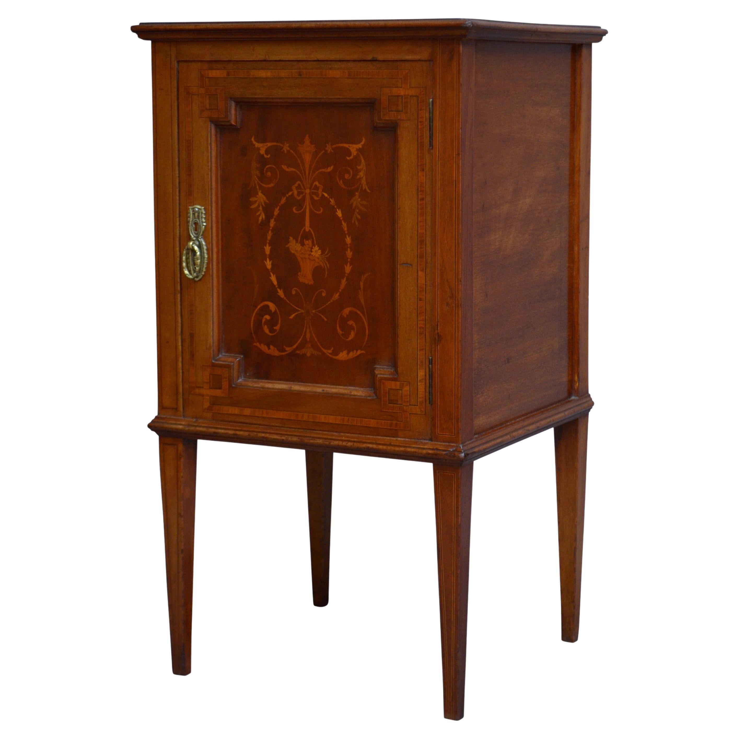 English Edwardian Mahogany and Inlaid Bedside Cabinet in vendita